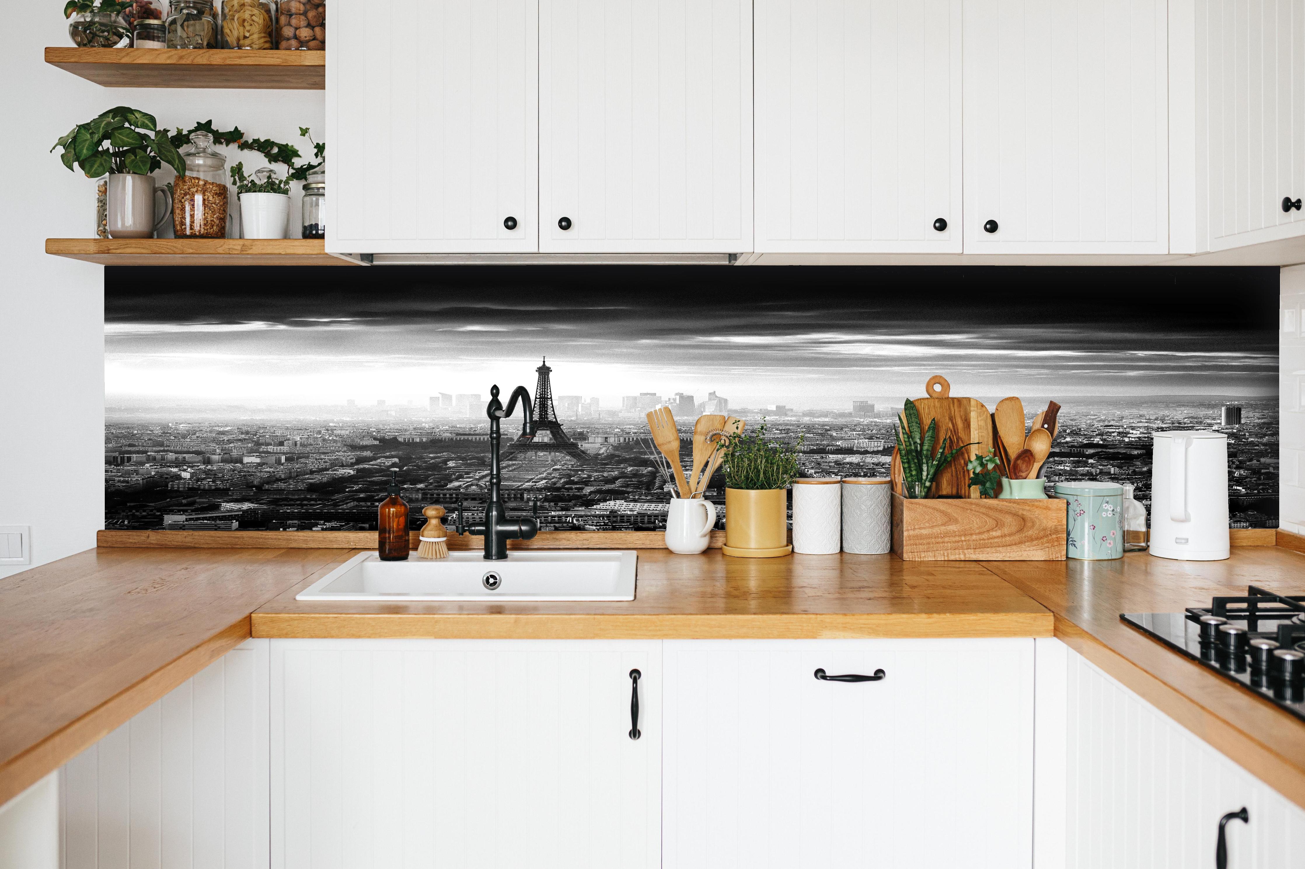 Küche - Stadtbild - Paris, Frankreich hinter weißen Hochglanz-Küchenregalen und schwarzem Wasserhahn