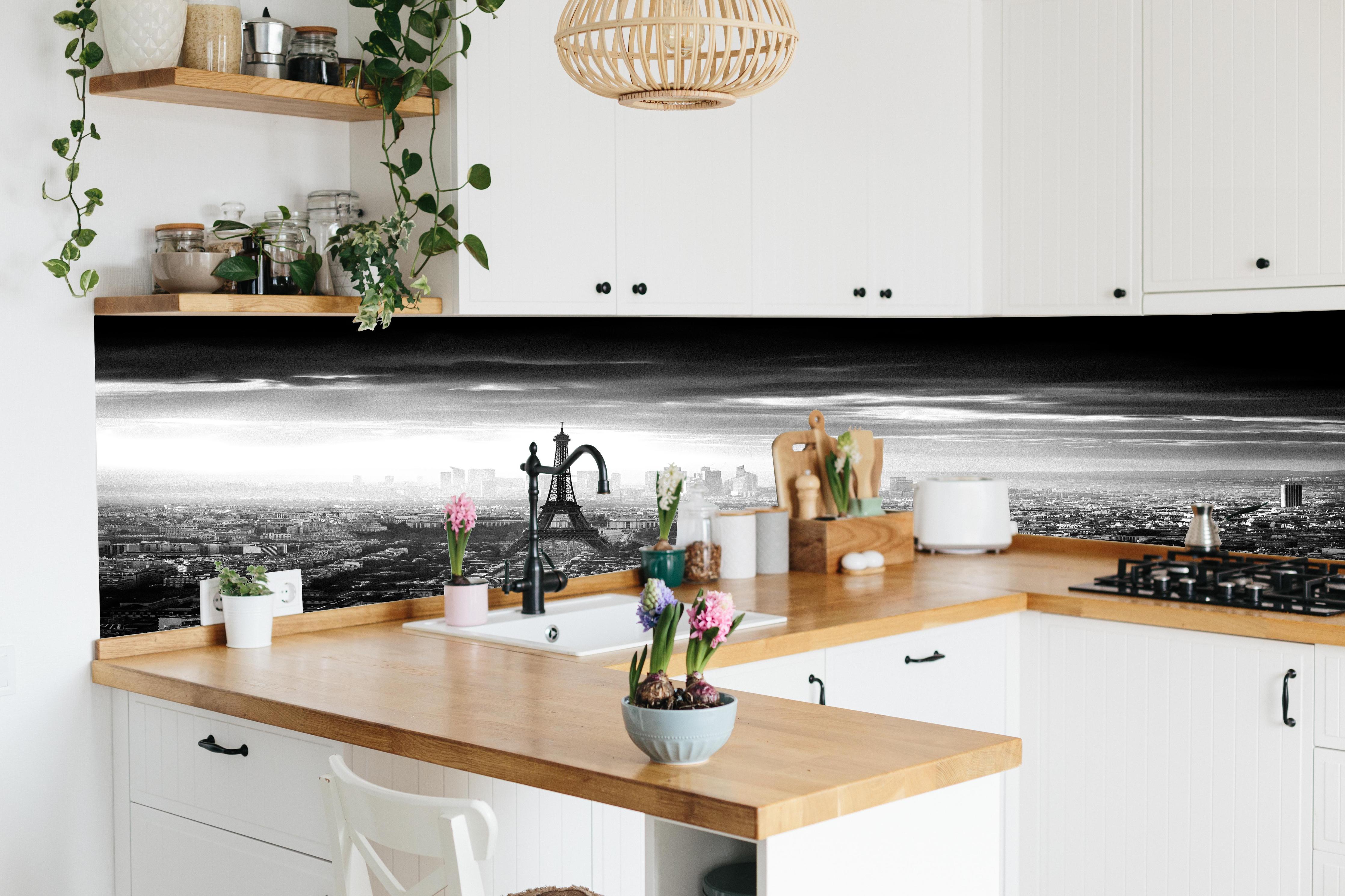 Küche - Stadtbild - Paris, Frankreich hinter weißen Hochglanz-Küchenregalen und schwarzem Wasserhahn