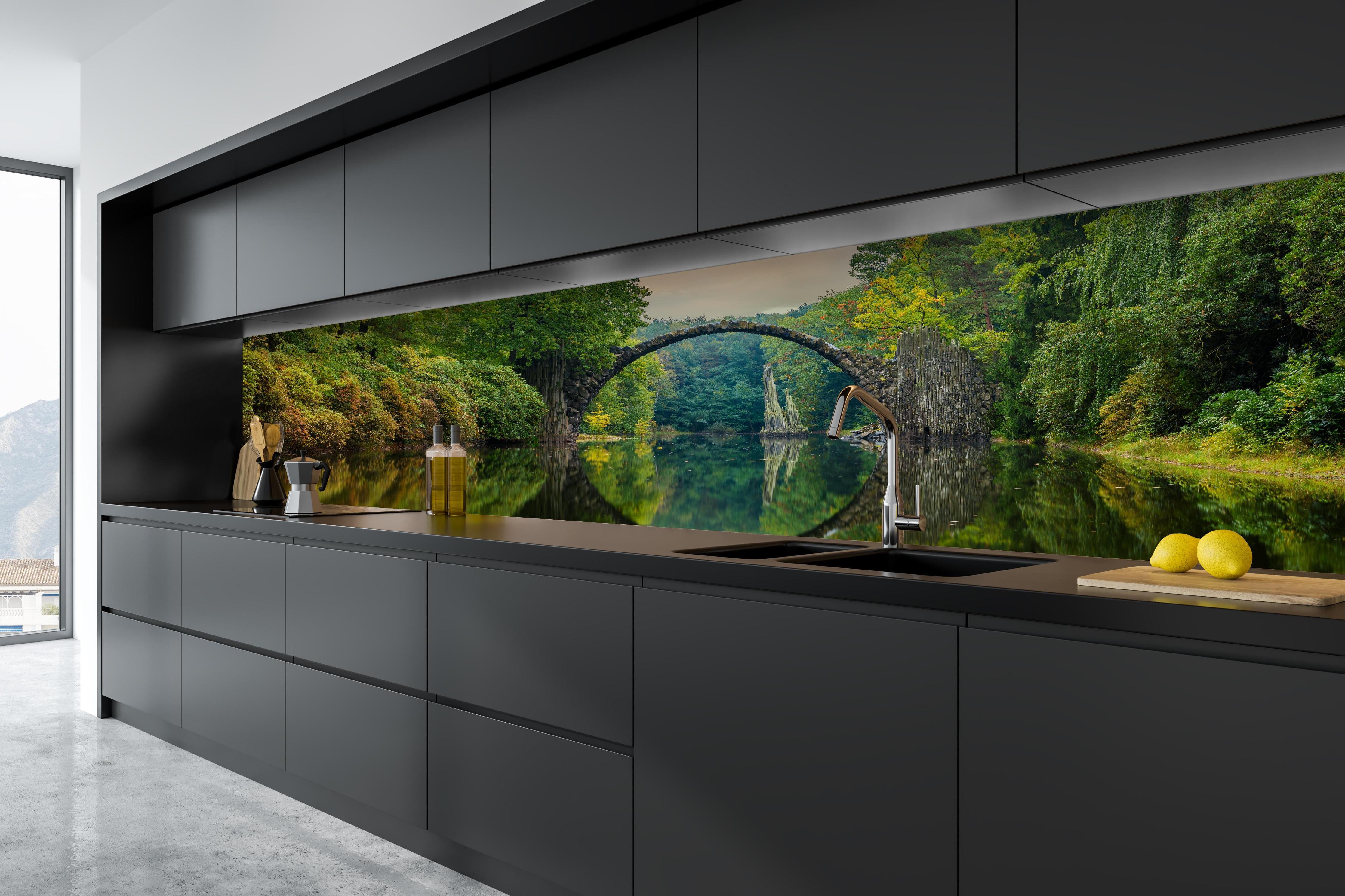 Küche - Steinbrücke über Fluss im Wald hinter weißen Hochglanz-Küchenregalen und schwarzem Wasserhahn