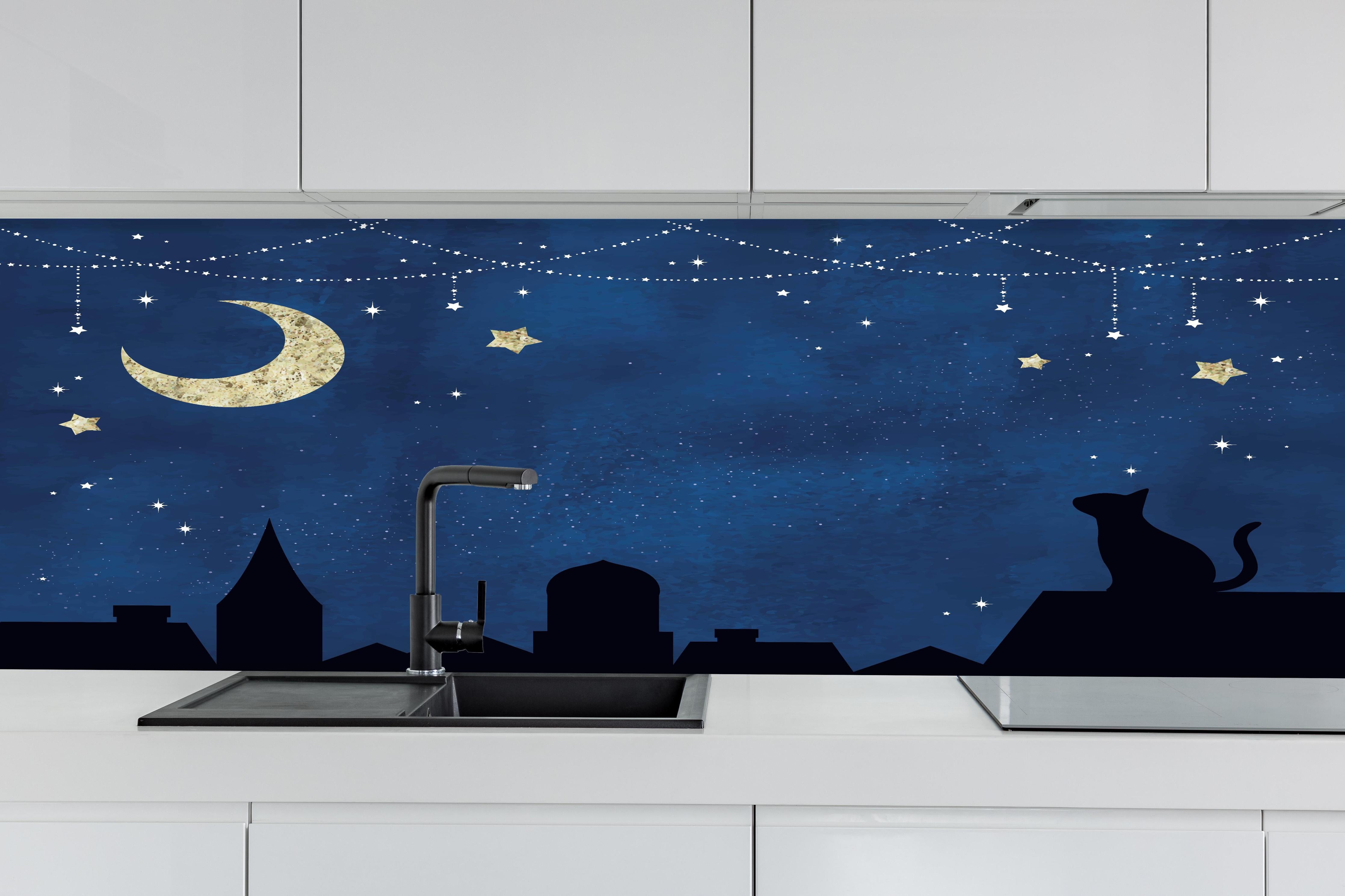 Küche - Sternennacht Katzen Silhouette hinter weißen Hochglanz-Küchenregalen und schwarzem Wasserhahn
