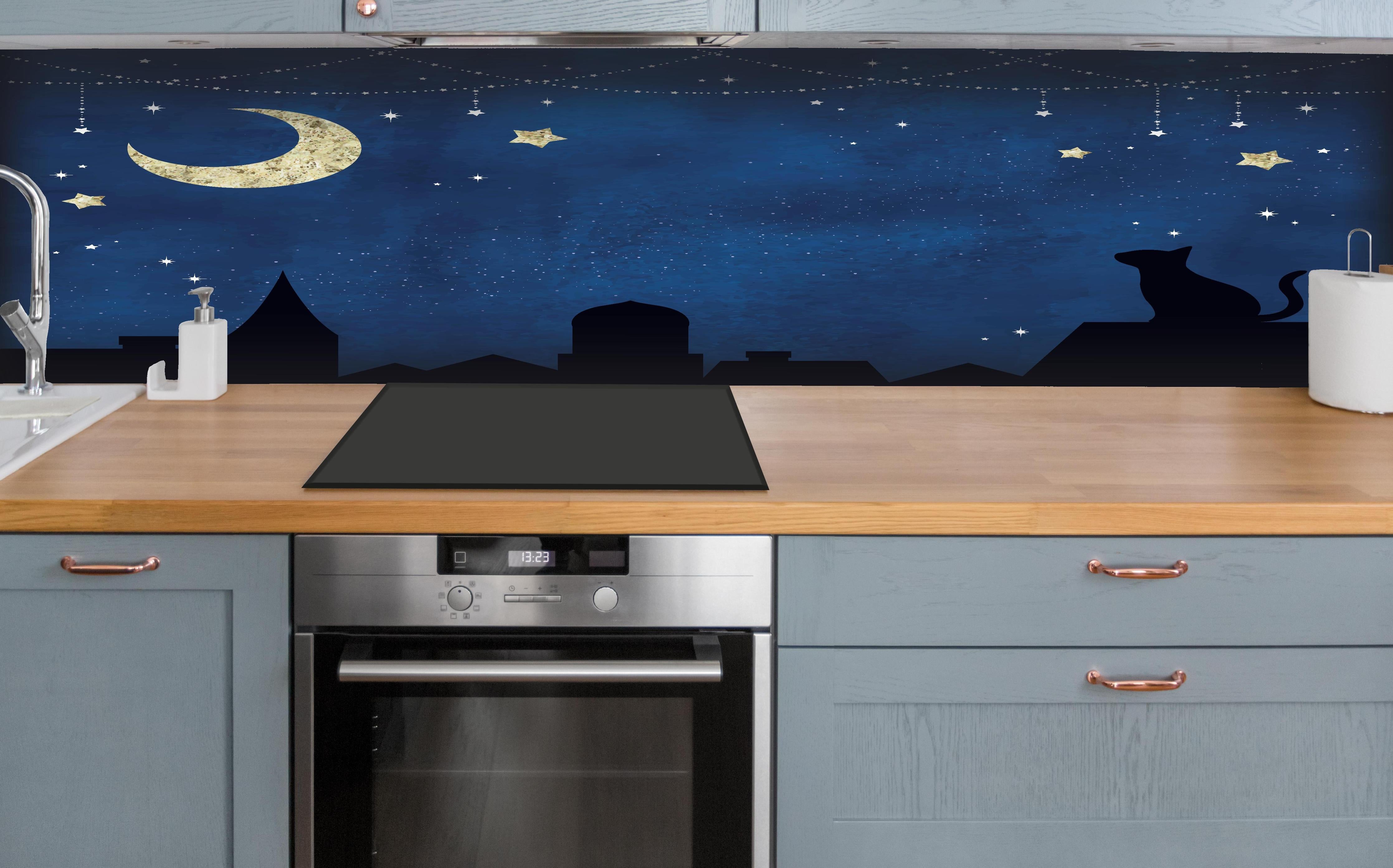 Küche - Sternennacht Katzen Silhouette hinter weißen Hochglanz-Küchenregalen und schwarzem Wasserhahn