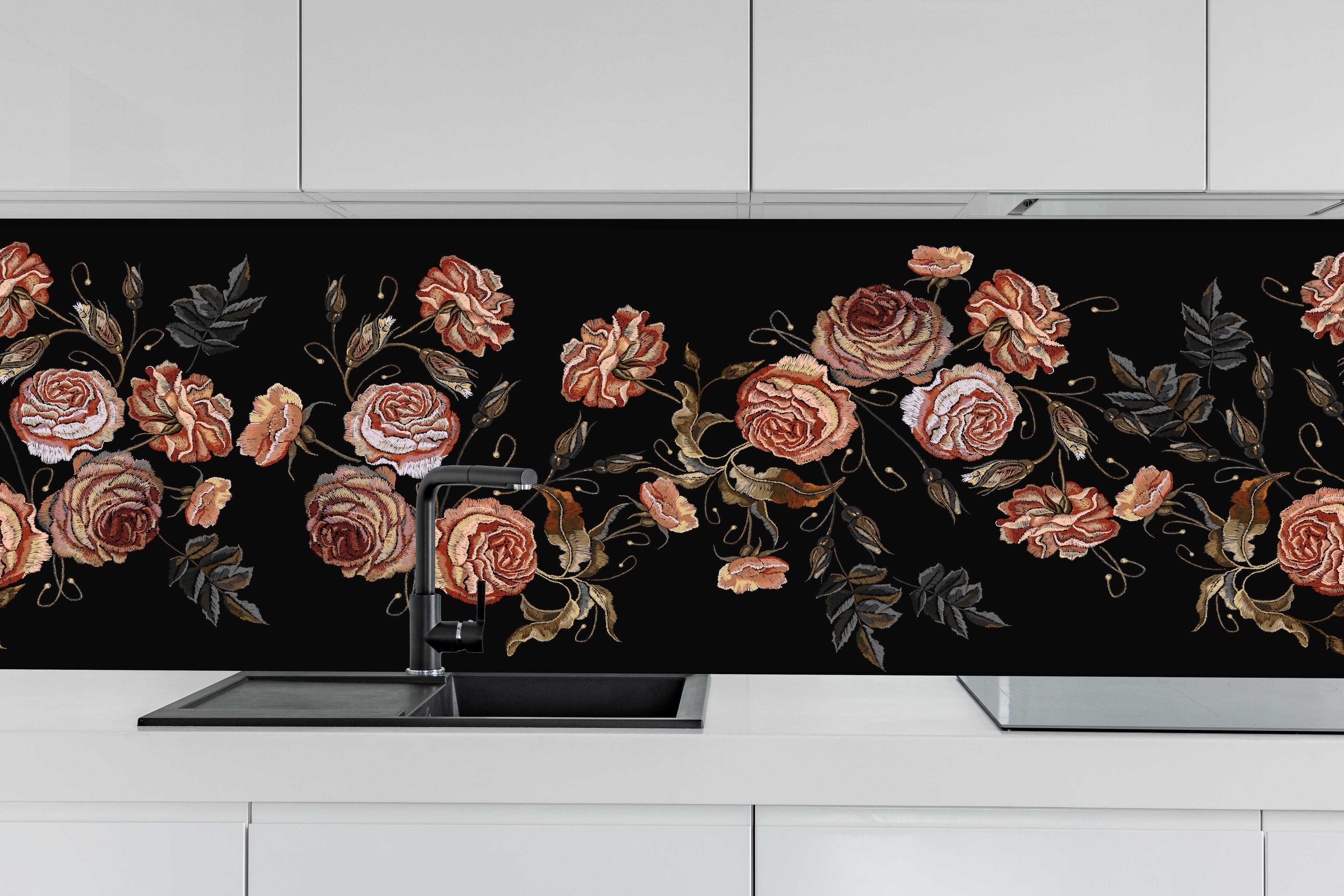 Küche - Stickerei Vintage Rosen auf Schwarz Muster hinter weißen Hochglanz-Küchenregalen und schwarzem Wasserhahn