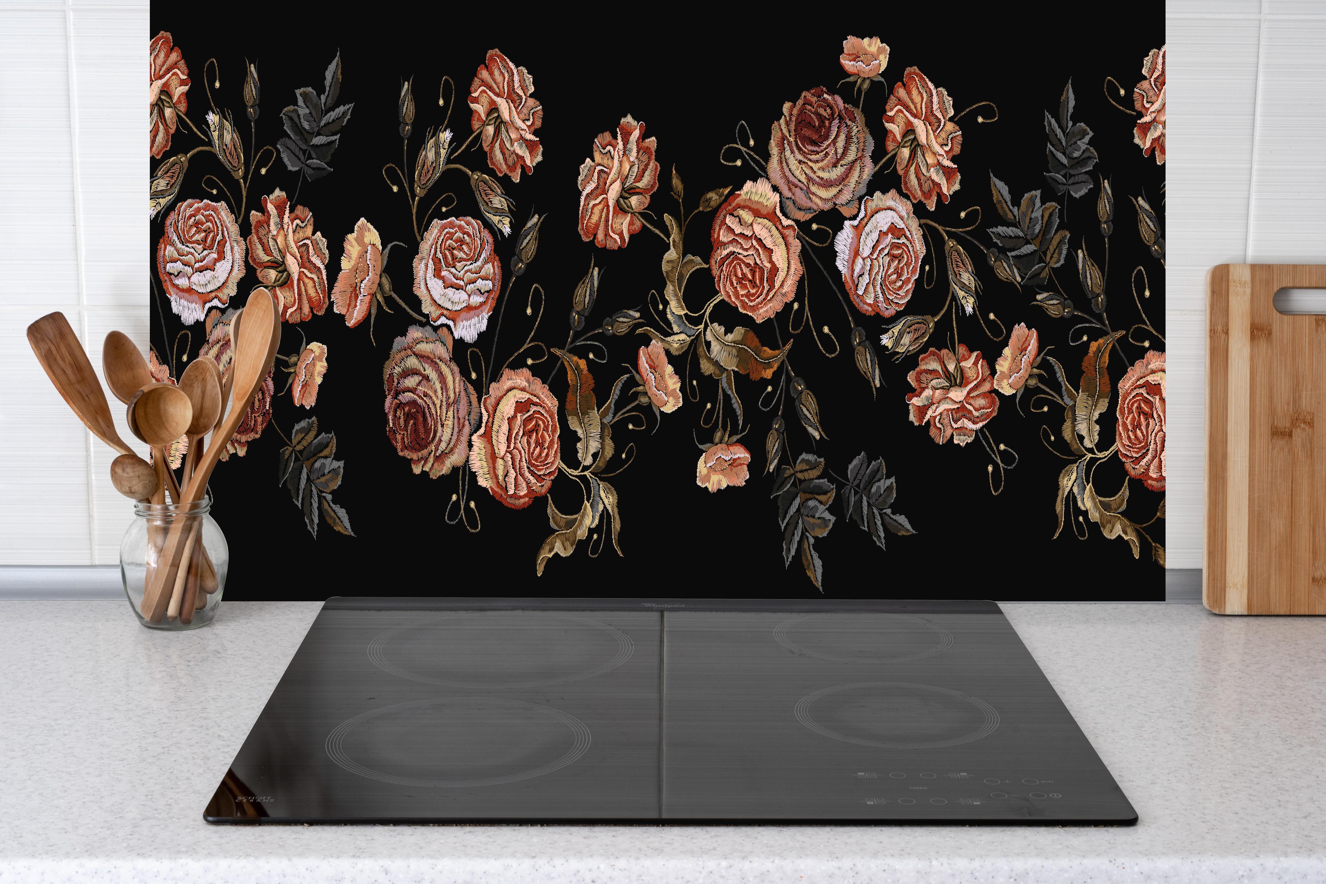 Küche - Stickerei Vintage Rosen auf Schwarz Muster hinter weißen Hochglanz-Küchenregalen und schwarzem Wasserhahn