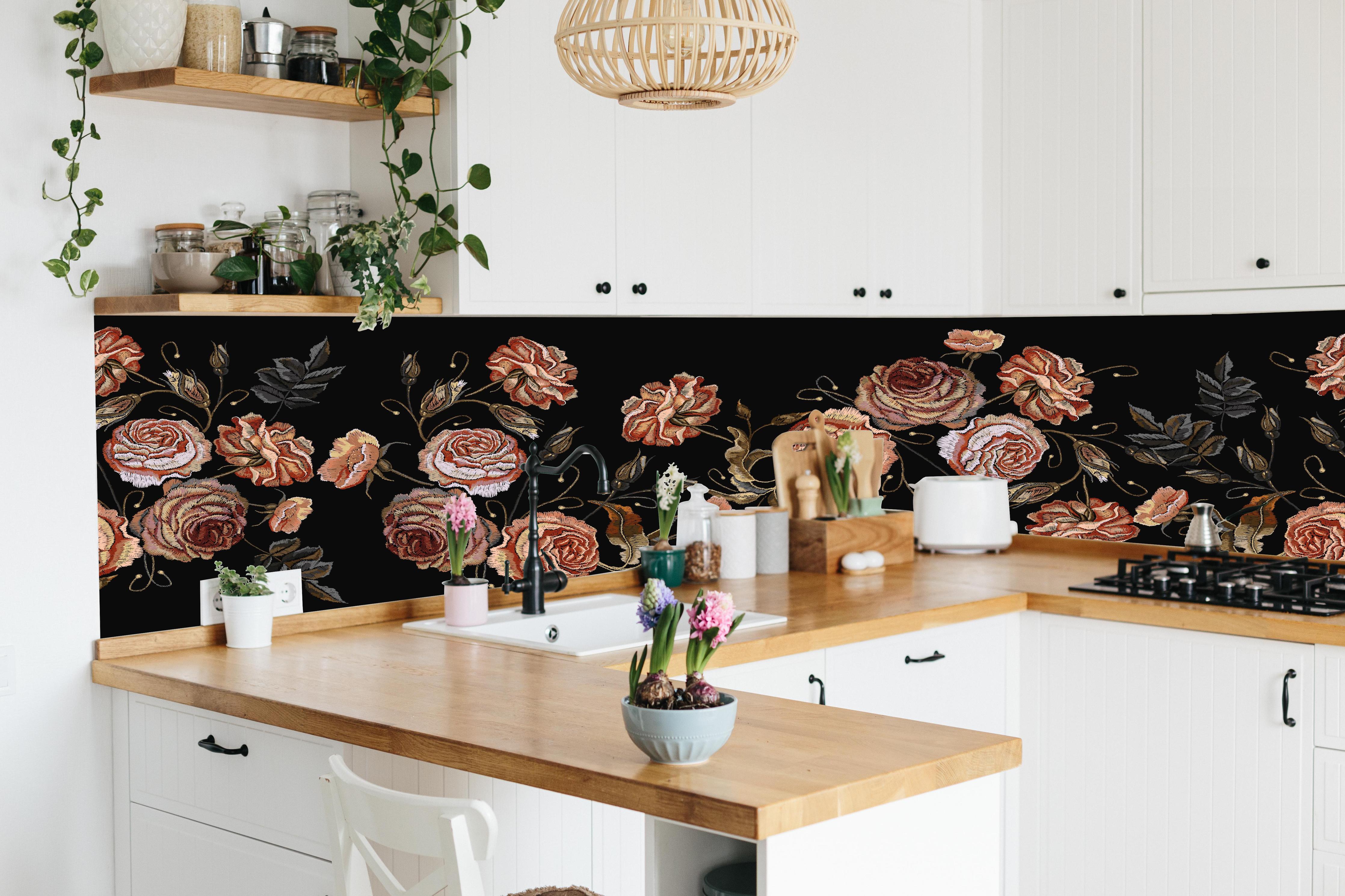 Küche - Stickerei Vintage Rosen auf Schwarz Muster hinter weißen Hochglanz-Küchenregalen und schwarzem Wasserhahn