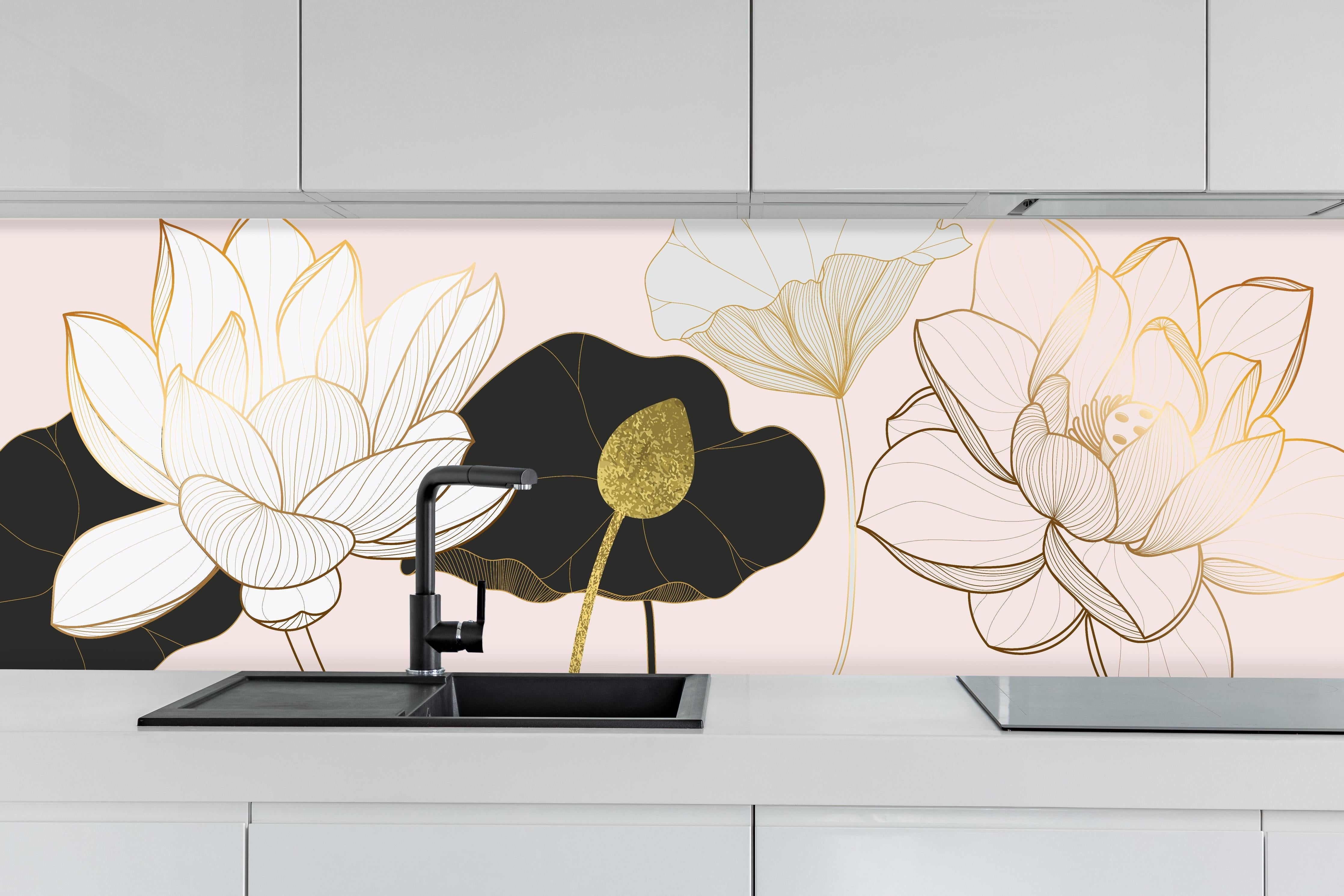 Küche - Stilisierte Lotus Kunst in Beige und Gold hinter weißen Hochglanz-Küchenregalen und schwarzem Wasserhahn