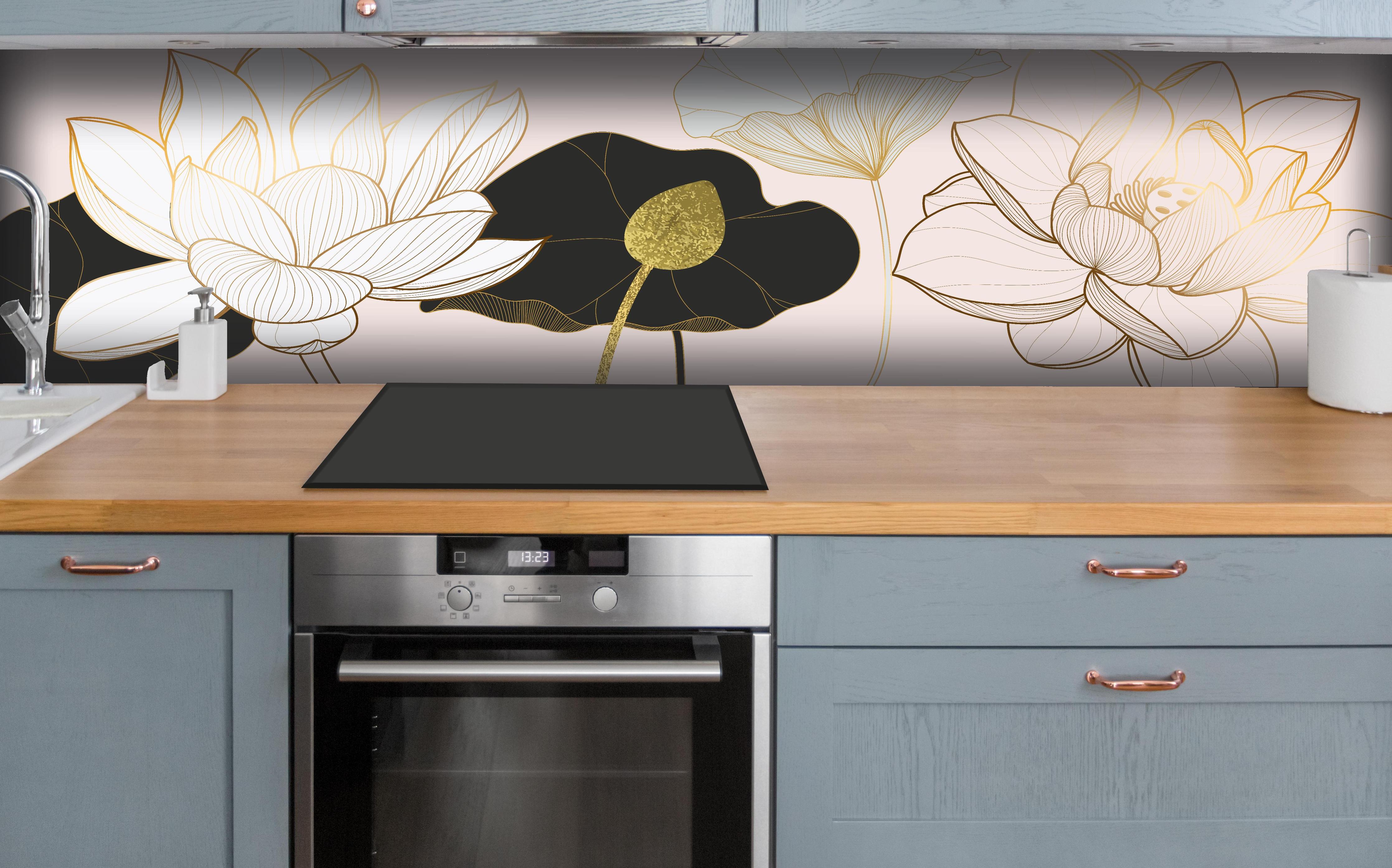 Küche - Stilisierte Lotus Kunst in Beige und Gold hinter weißen Hochglanz-Küchenregalen und schwarzem Wasserhahn