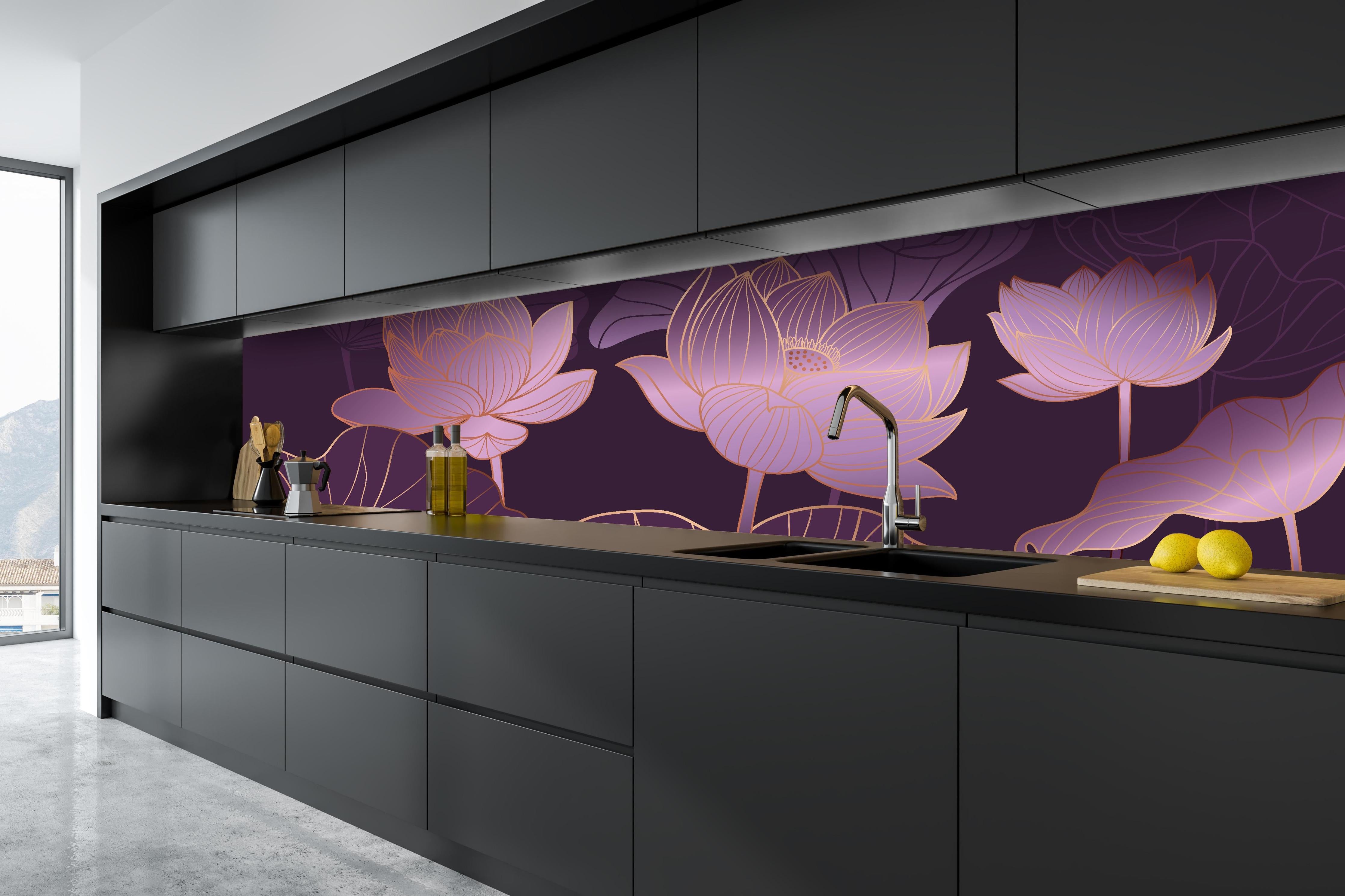 Küche - Stilisierte Lotusblumen in Lila Tönen hinter weißen Hochglanz-Küchenregalen und schwarzem Wasserhahn