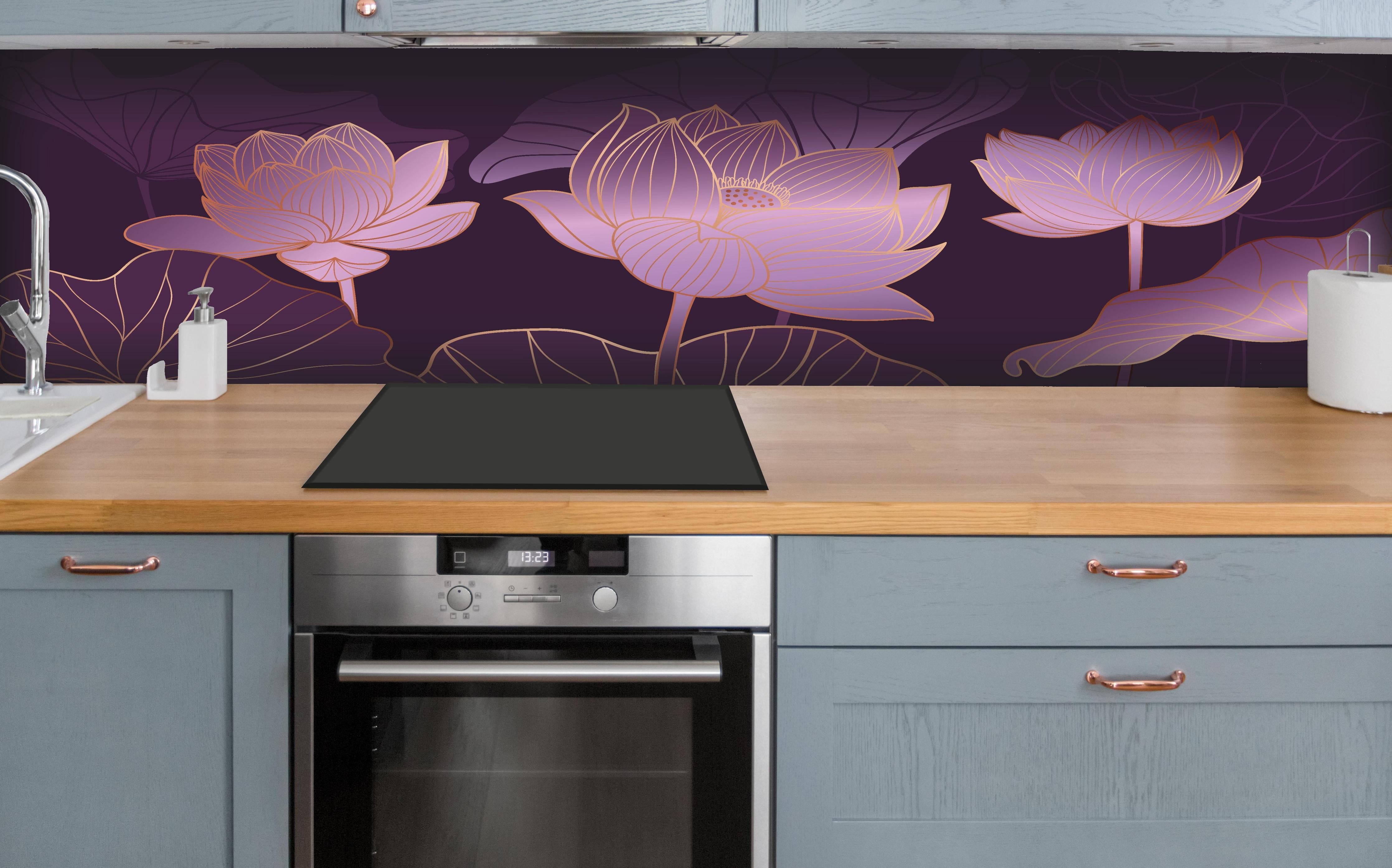 Küche - Stilisierte Lotusblumen in Lila Tönen hinter weißen Hochglanz-Küchenregalen und schwarzem Wasserhahn
