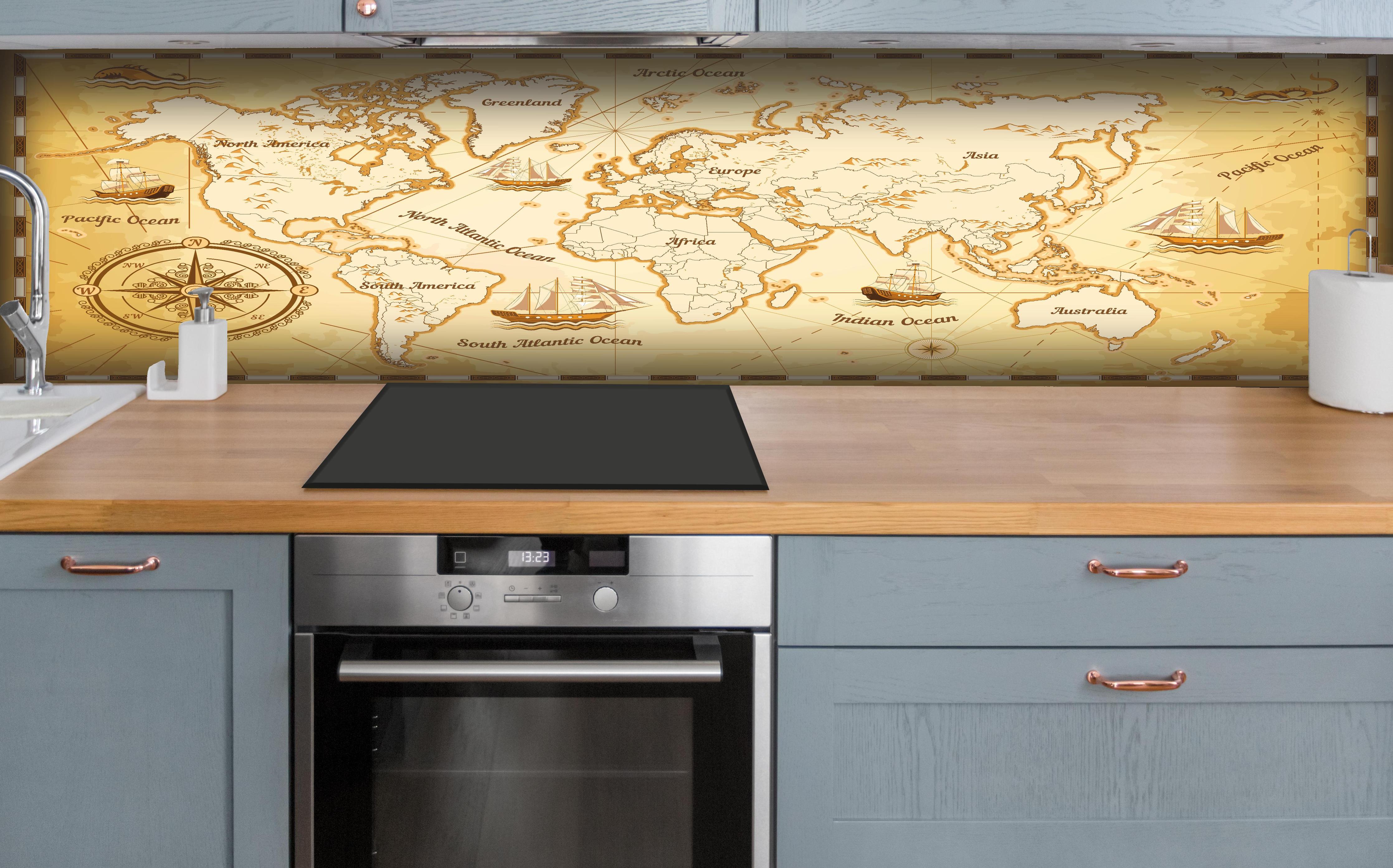 Küche - Stilisierte Vintage Weltkarte mit Segelschiffen hinter weißen Hochglanz-Küchenregalen und schwarzem Wasserhahn