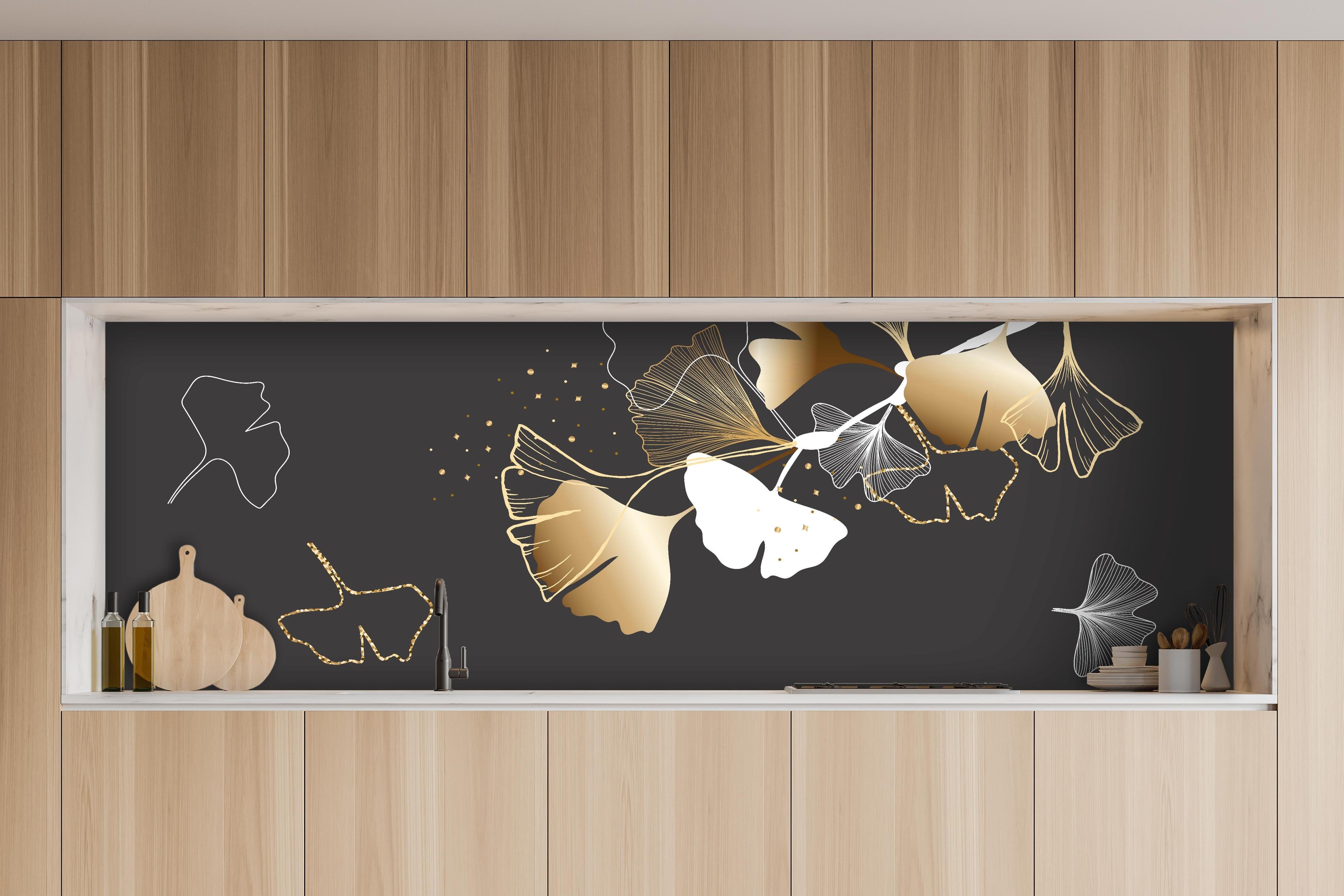 Küche - Stilisiertes Ginkgo-Design in Gold und Schwarz hinter weißen Hochglanz-Küchenregalen und schwarzem Wasserhahn