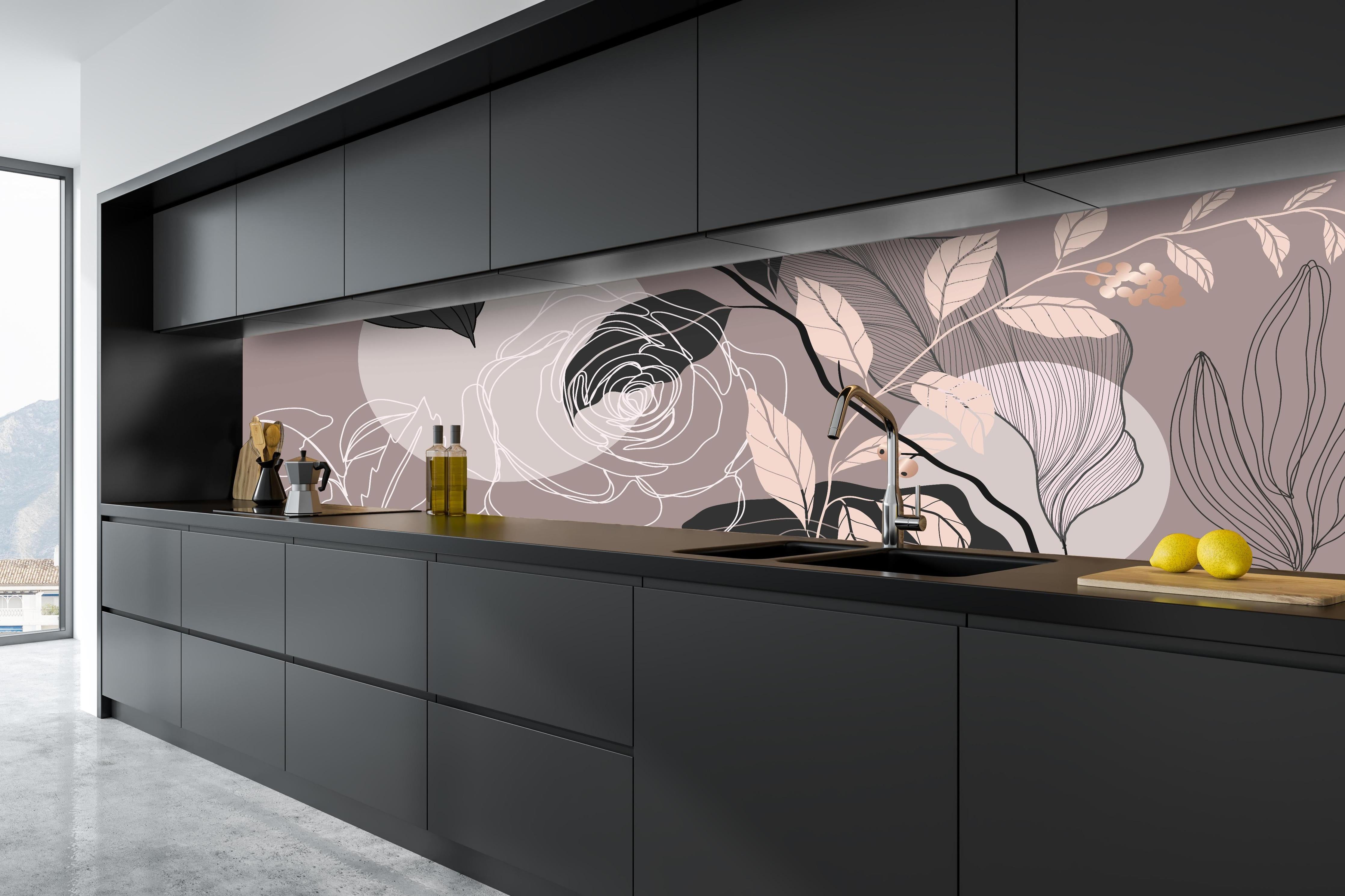 Küche - Stilvolle Blumenkunst in Schwarz-Weiß-Beige hinter weißen Hochglanz-Küchenregalen und schwarzem Wasserhahn