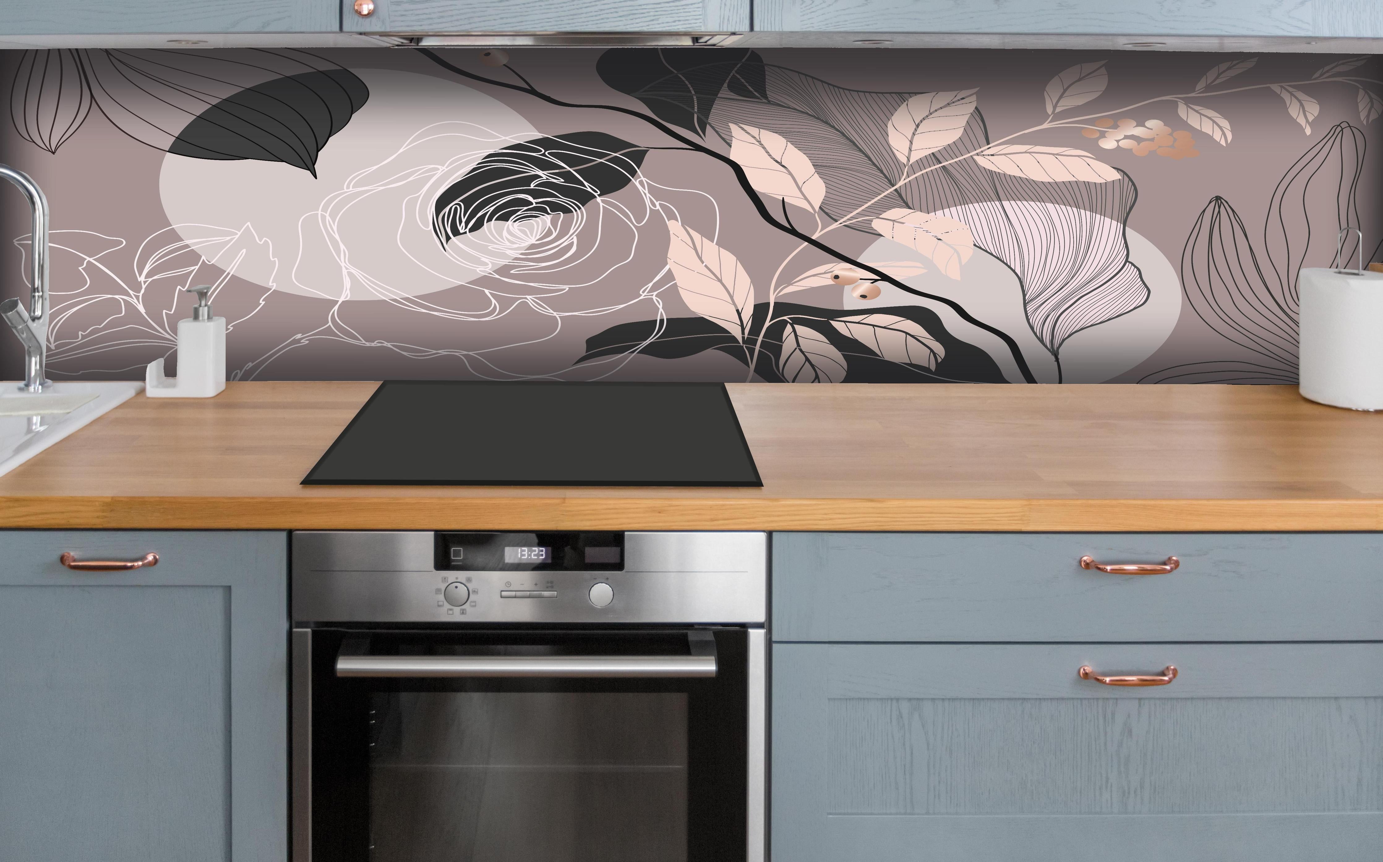 Küche - Stilvolle Blumenkunst in Schwarz-Weiß-Beige hinter weißen Hochglanz-Küchenregalen und schwarzem Wasserhahn