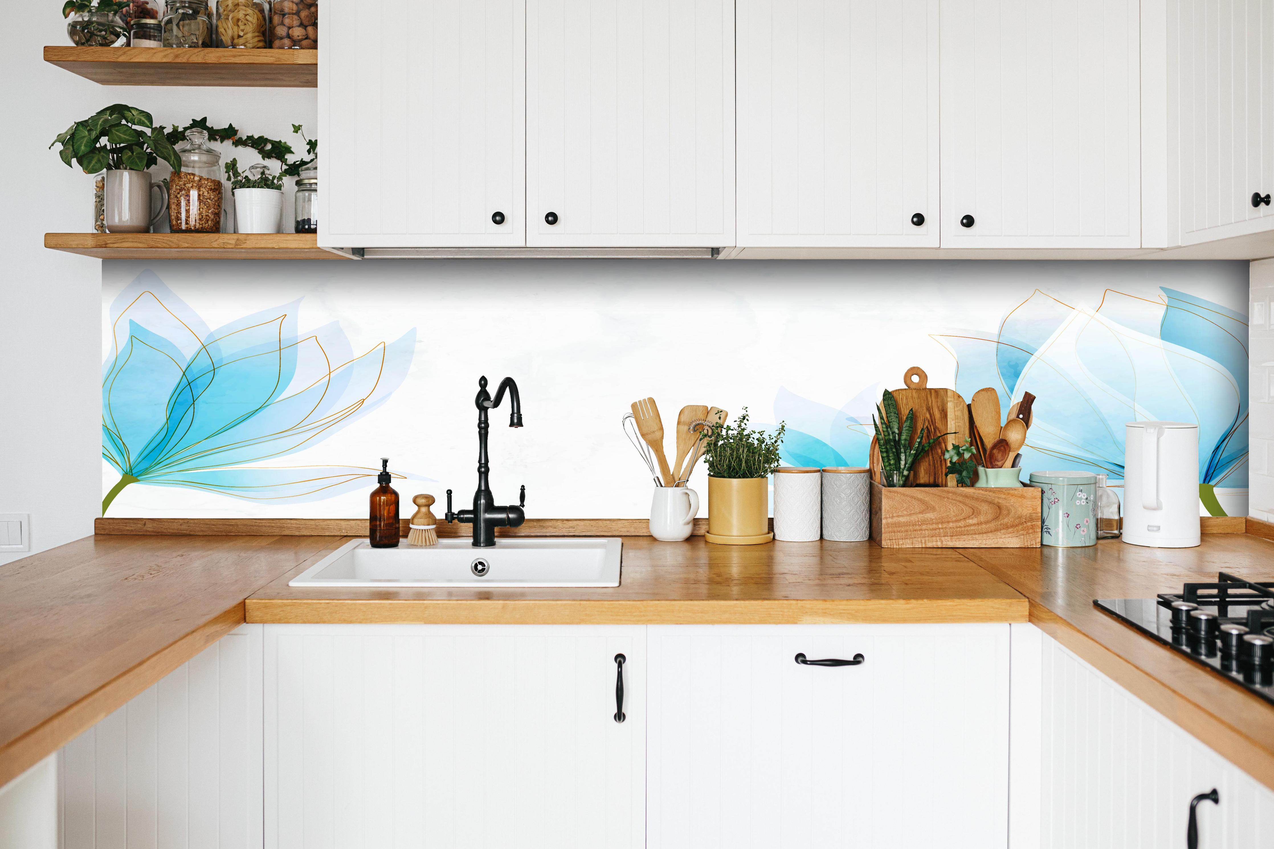 Küche - Stilvolle Blumenzeichnung in Pastellblau hinter weißen Hochglanz-Küchenregalen und schwarzem Wasserhahn