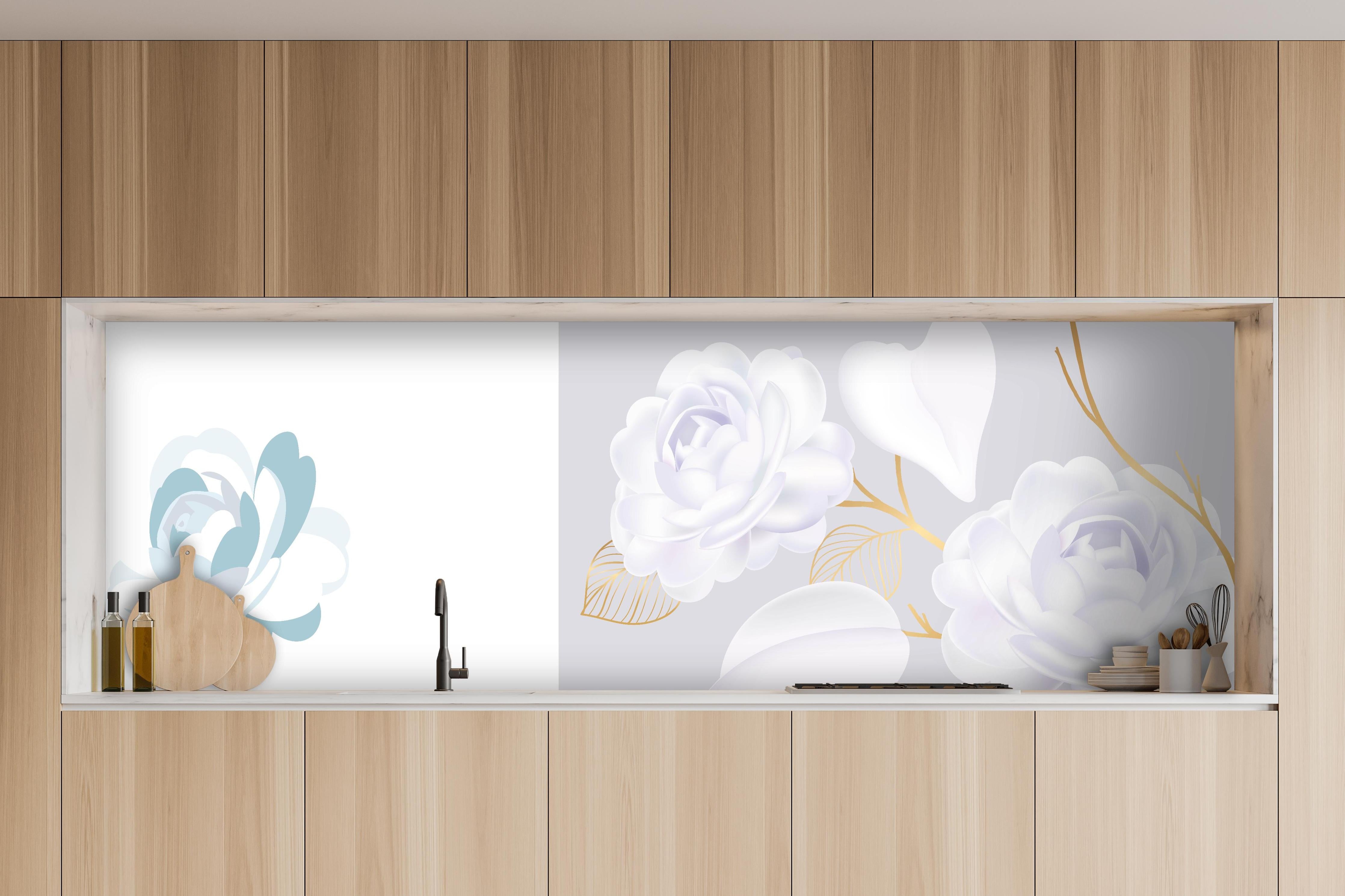 Küche - Stilvolle Weiße Rosen Grafik mit Goldakzenten hinter weißen Hochglanz-Küchenregalen und schwarzem Wasserhahn