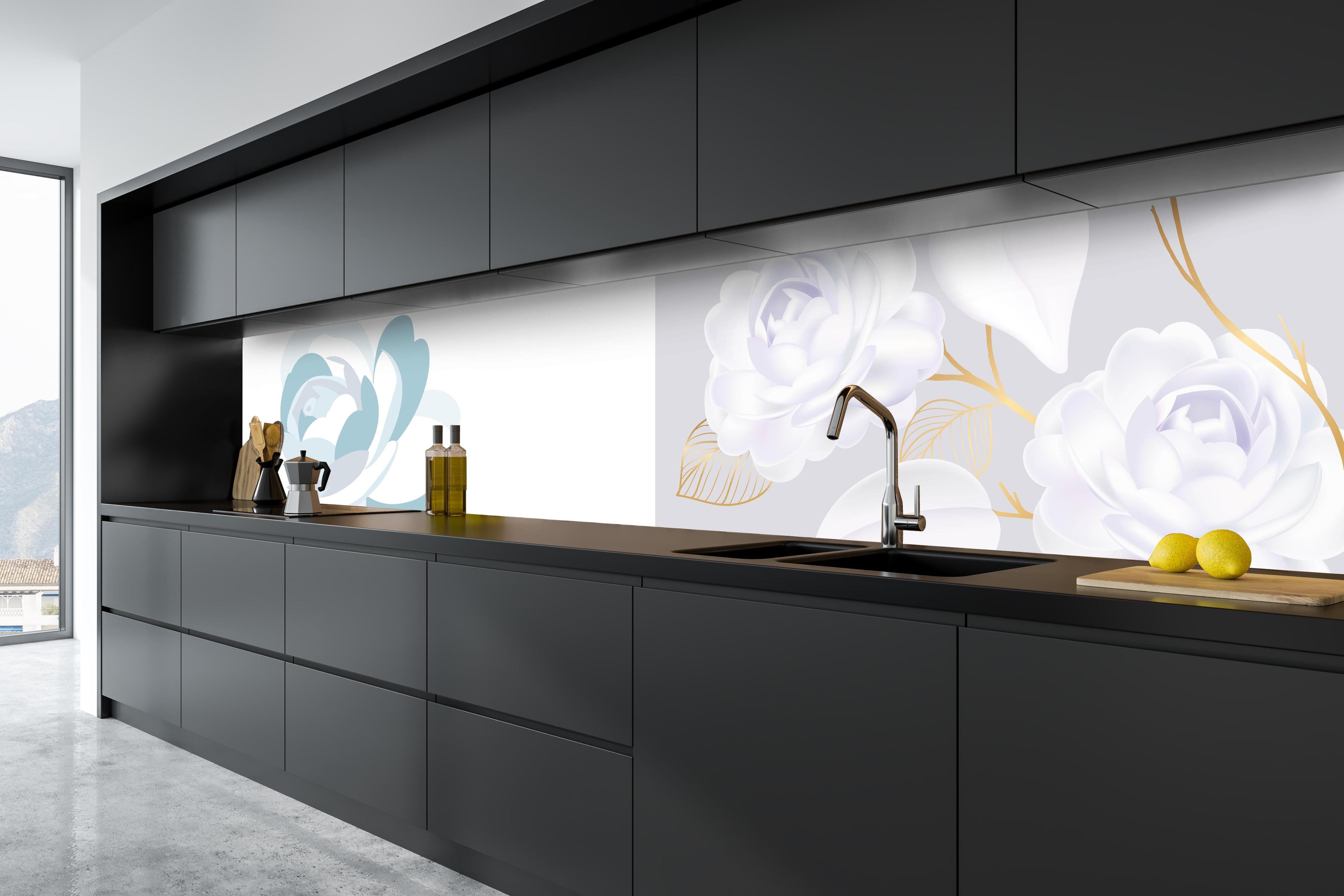 Küche - Stilvolle Weiße Rosen Grafik mit Goldakzenten hinter weißen Hochglanz-Küchenregalen und schwarzem Wasserhahn