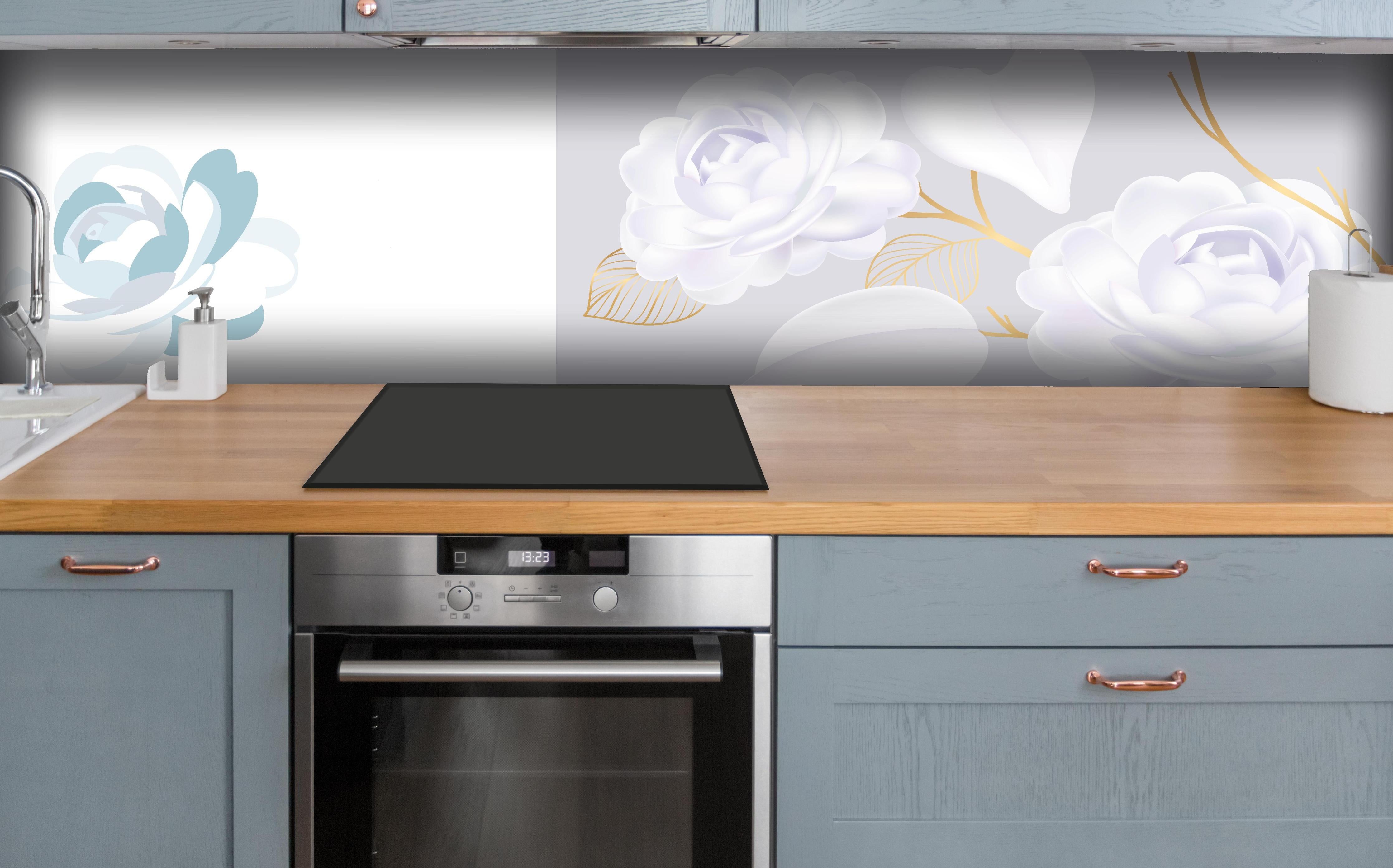 Küche - Stilvolle Weiße Rosen Grafik mit Goldakzenten hinter weißen Hochglanz-Küchenregalen und schwarzem Wasserhahn