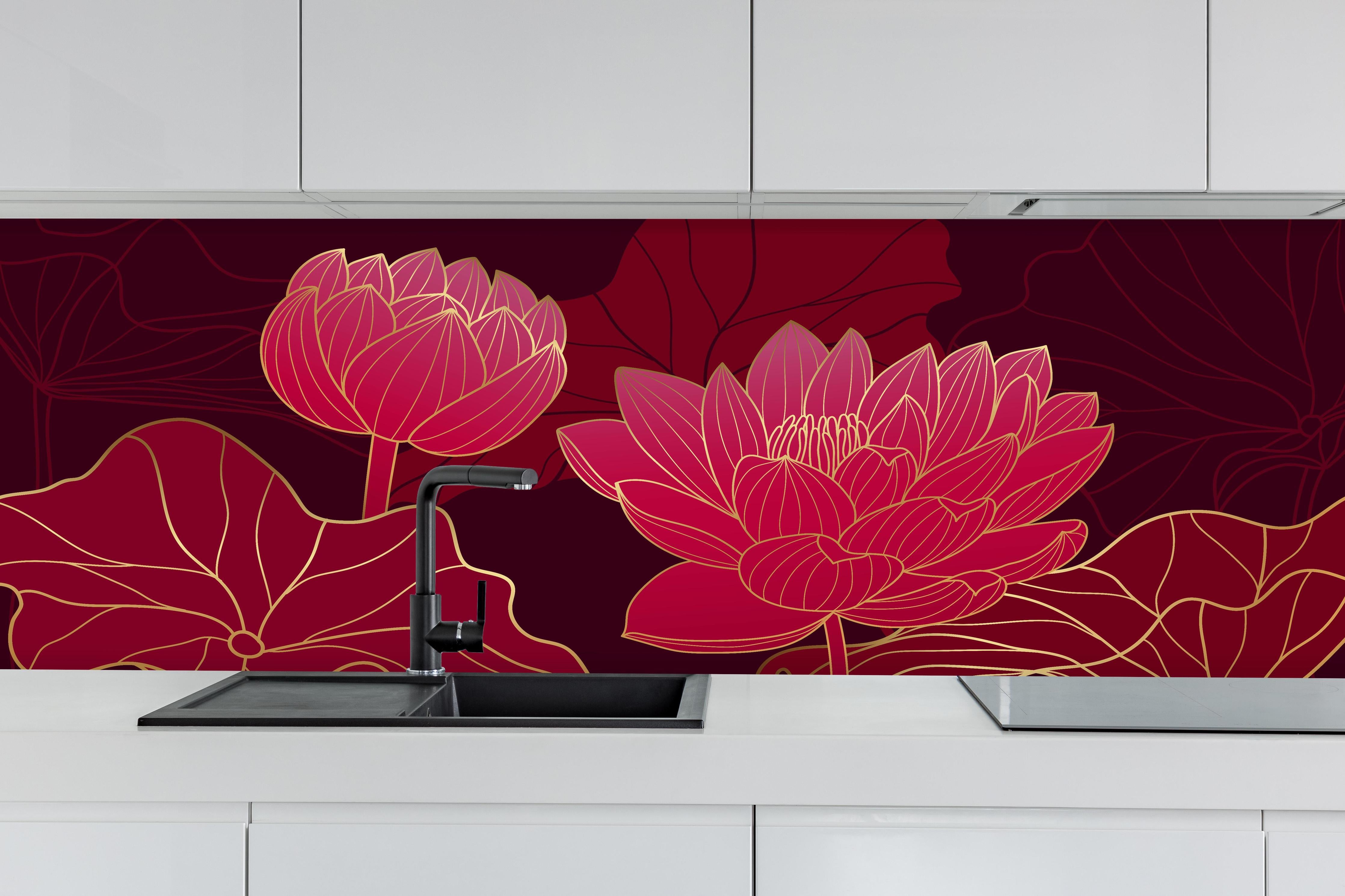 Küche - Stilvolle rote Lotusblüten auf Dunkel hinter weißen Hochglanz-Küchenregalen und schwarzem Wasserhahn