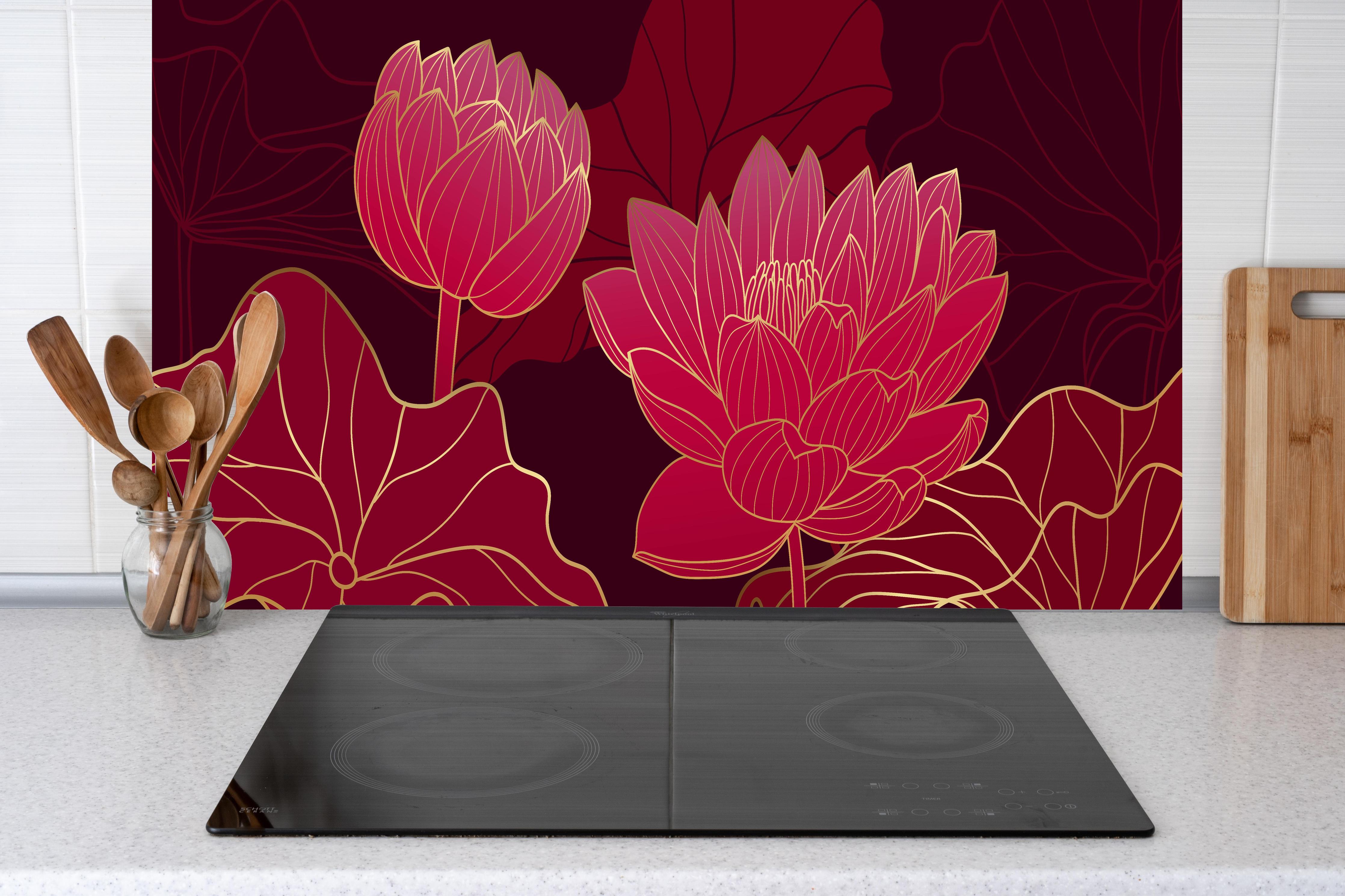 Küche - Stilvolle rote Lotusblüten auf Dunkel hinter weißen Hochglanz-Küchenregalen und schwarzem Wasserhahn