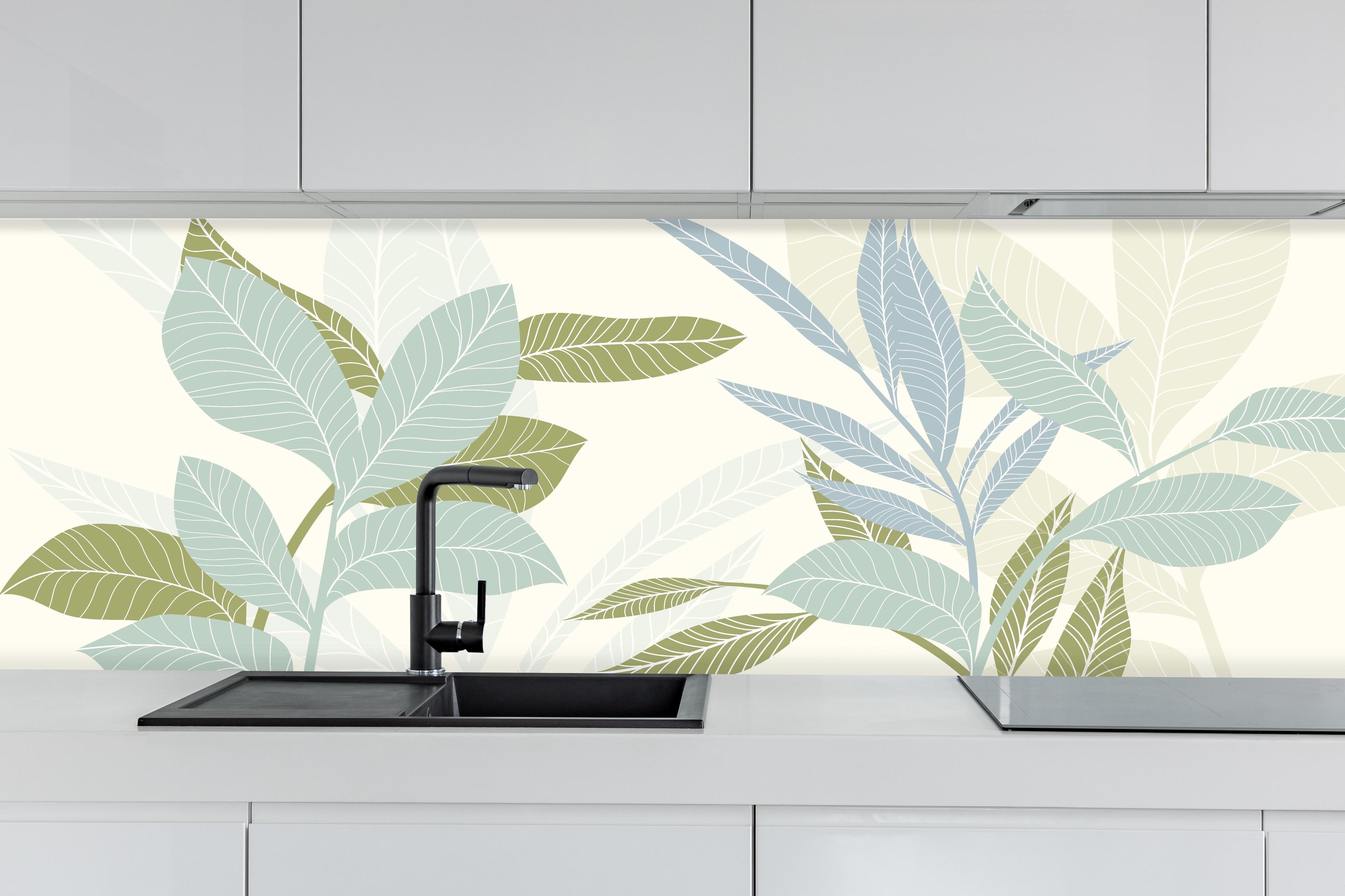 Küche - Stilvolles Blatt-Design in Pastelltönen hinter weißen Hochglanz-Küchenregalen und schwarzem Wasserhahn
