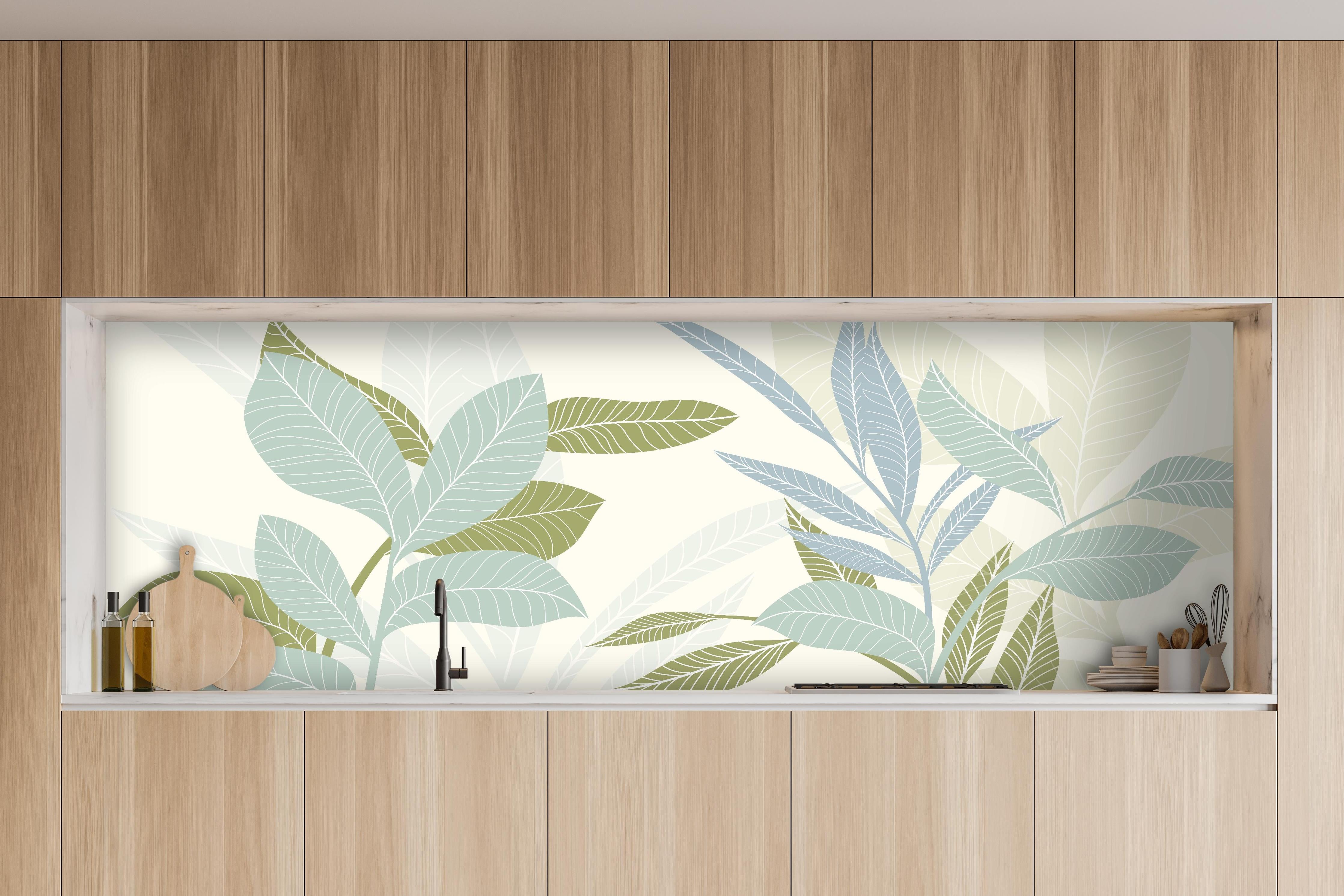 Küche - Stilvolles Blatt-Design in Pastelltönen hinter weißen Hochglanz-Küchenregalen und schwarzem Wasserhahn