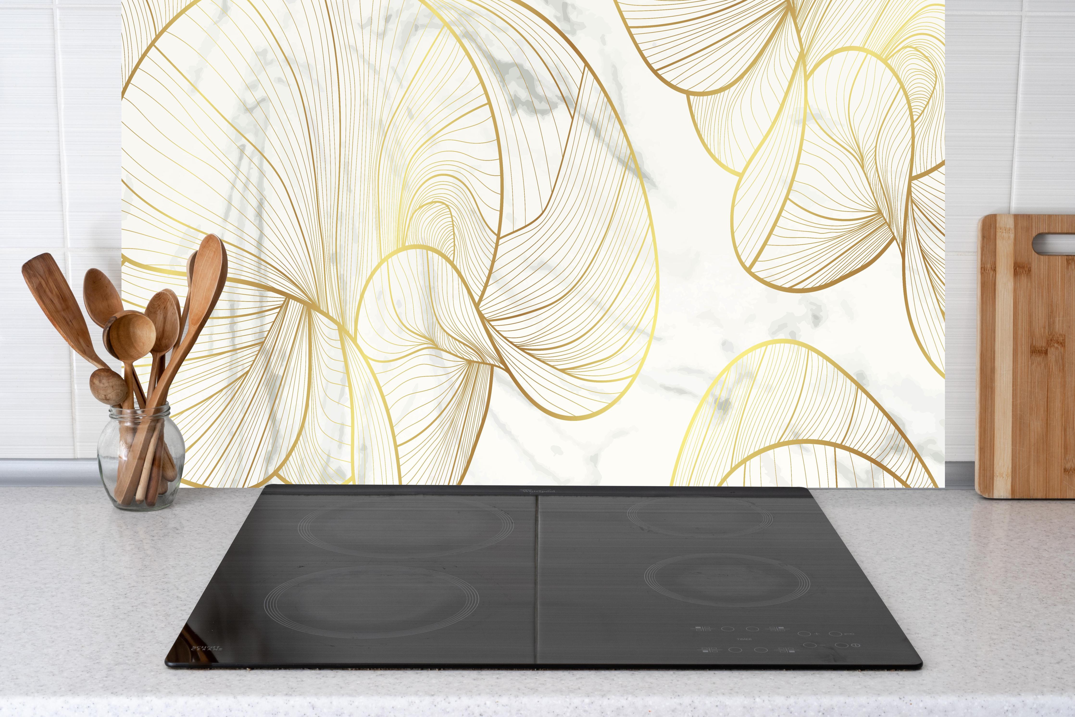 Küche - Stilvolles Weiß mit goldenem Linienmuster hinter weißen Hochglanz-Küchenregalen und schwarzem Wasserhahn