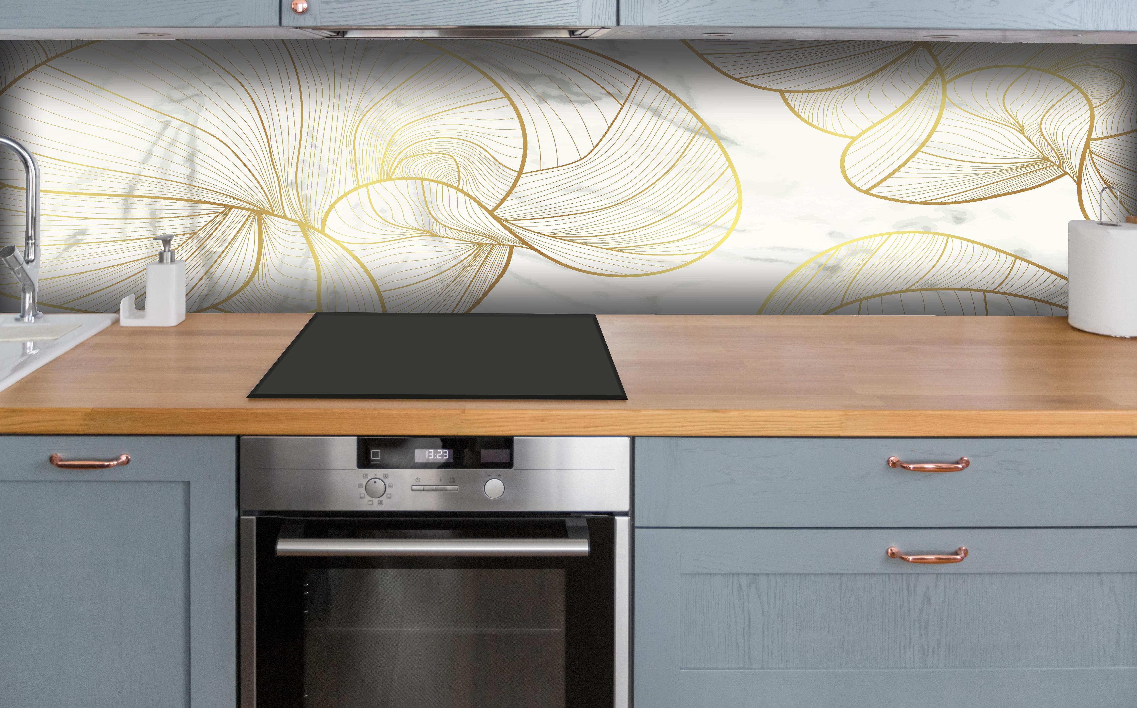 Küche - Stilvolles Weiß mit goldenem Linienmuster hinter weißen Hochglanz-Küchenregalen und schwarzem Wasserhahn