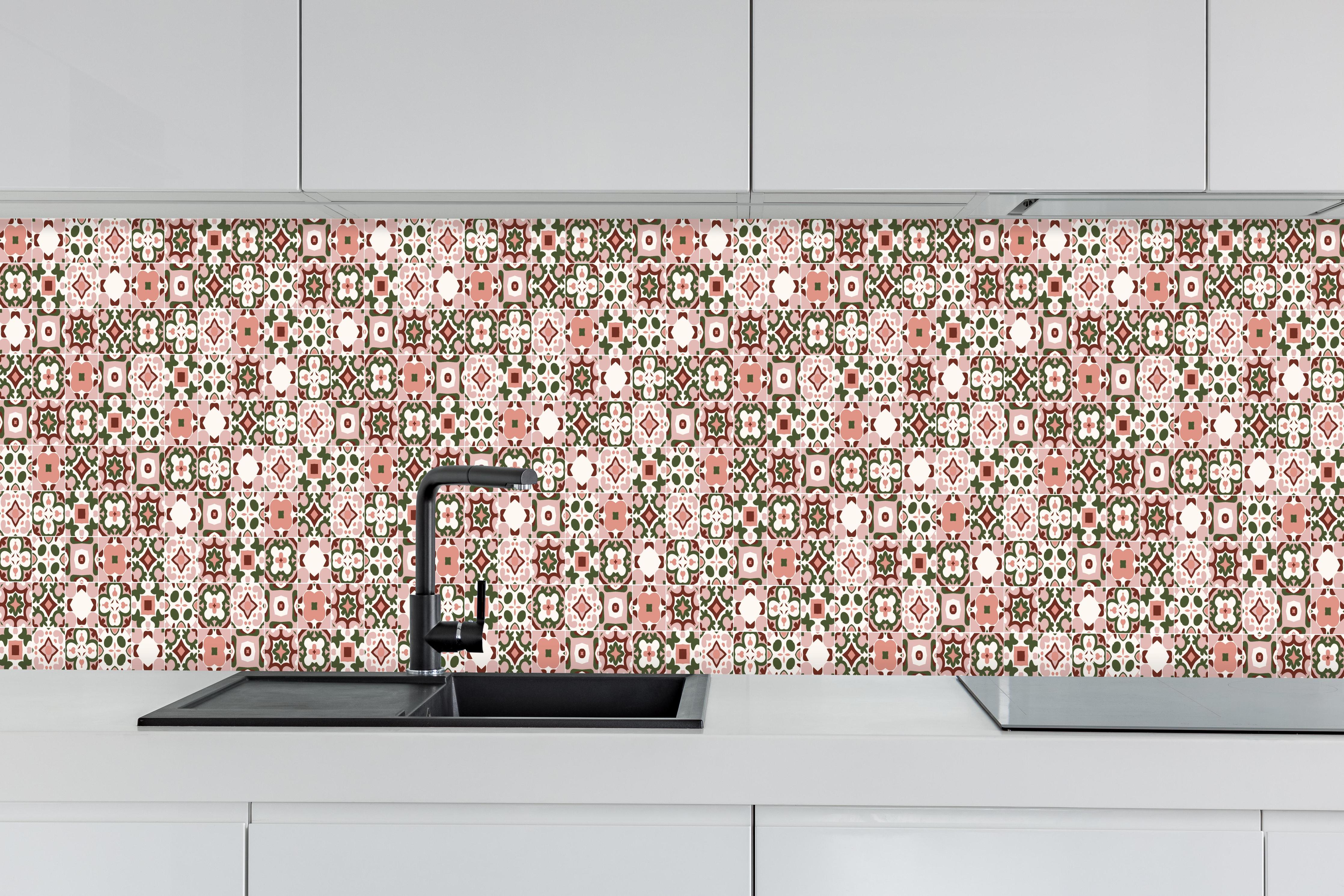 Küche - Stilvolles rosé-goldenes Mosaik Design hinter weißen Hochglanz-Küchenregalen und schwarzem Wasserhahn