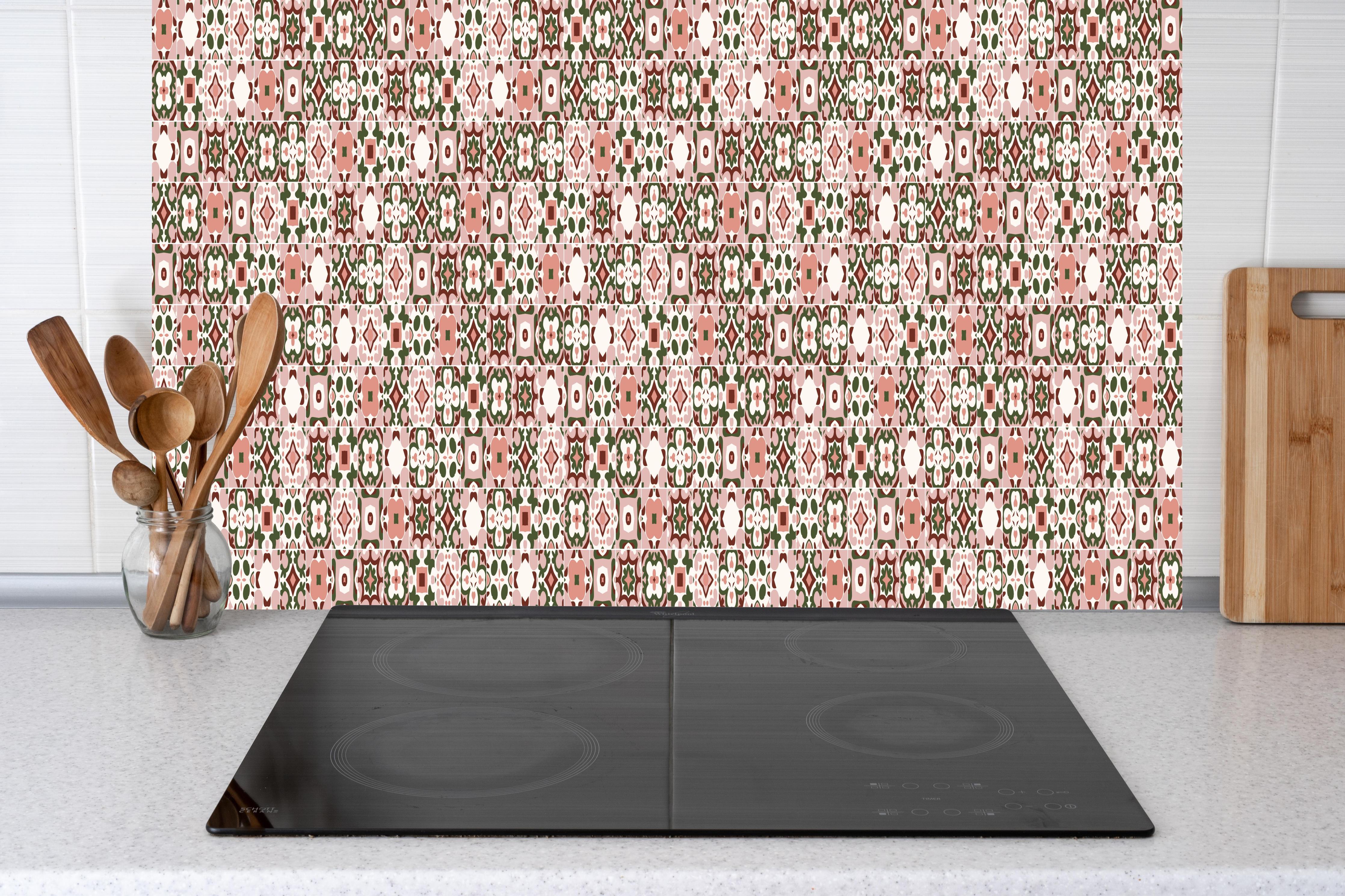 Küche - Stilvolles rosé-goldenes Mosaik Design hinter weißen Hochglanz-Küchenregalen und schwarzem Wasserhahn