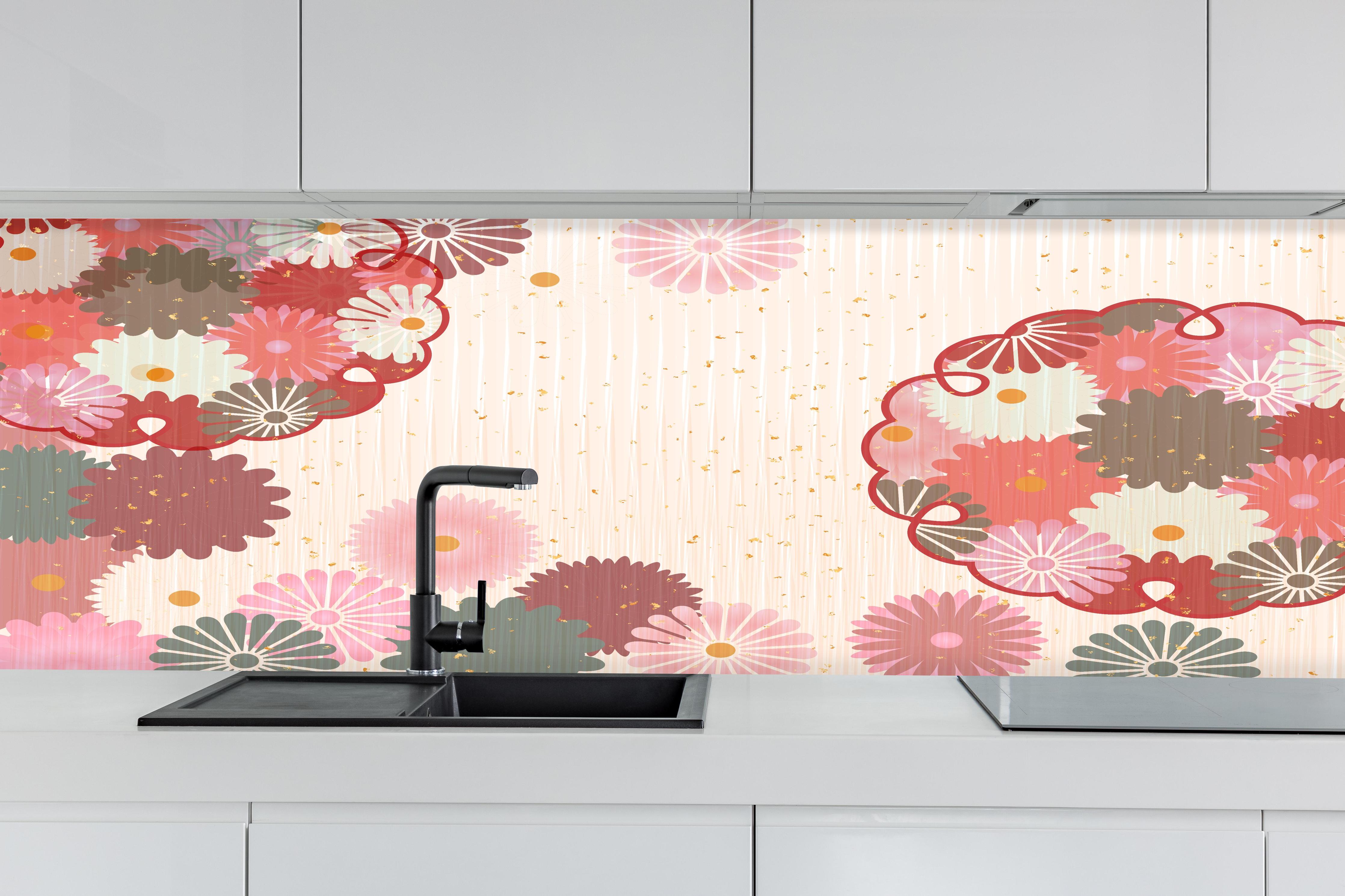 Küche - Stoffmuster Blumen Beige Rosa Akzente hinter weißen Hochglanz-Küchenregalen und schwarzem Wasserhahn