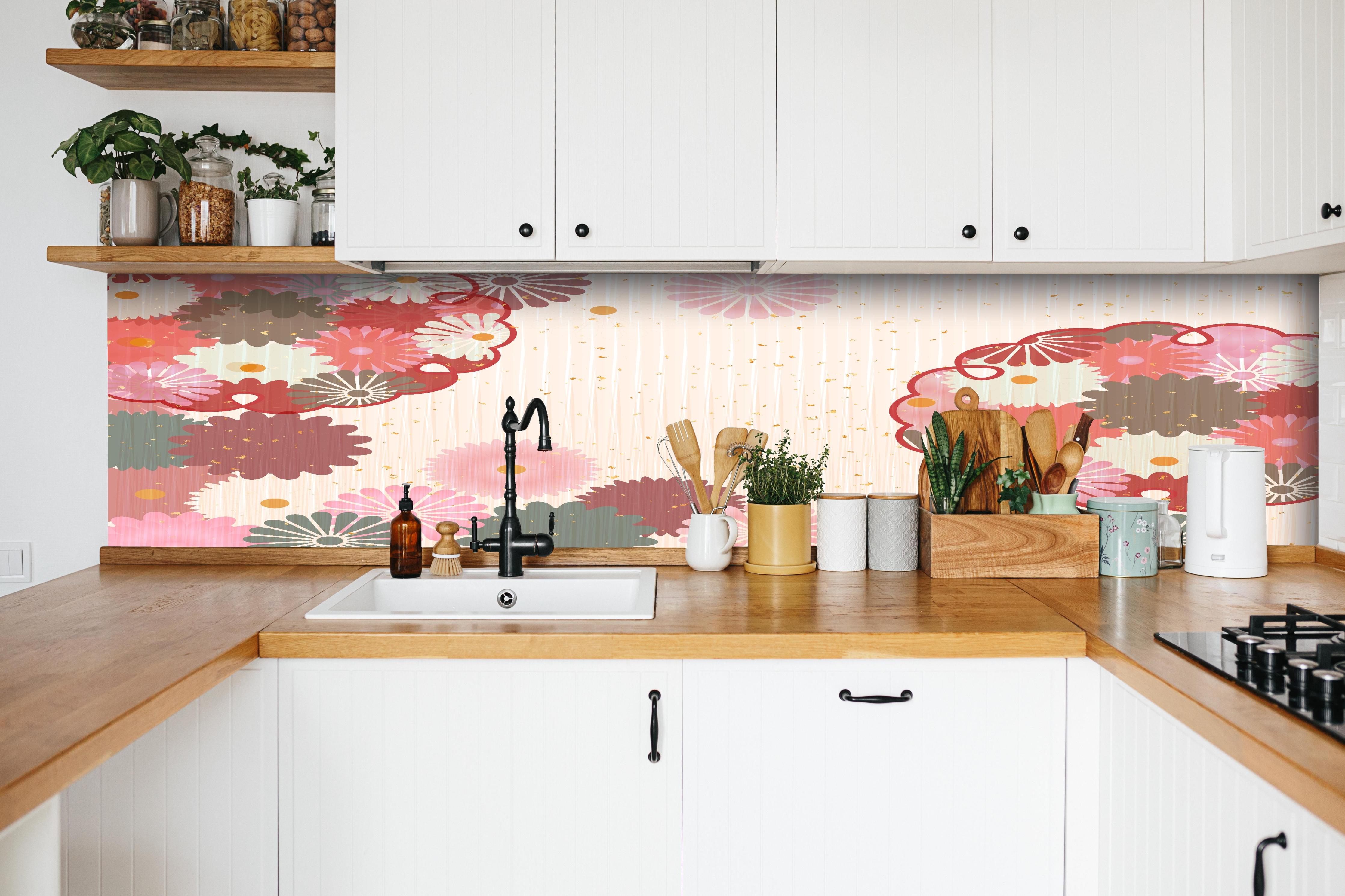 Küche - Stoffmuster Blumen Beige Rosa Akzente hinter weißen Hochglanz-Küchenregalen und schwarzem Wasserhahn