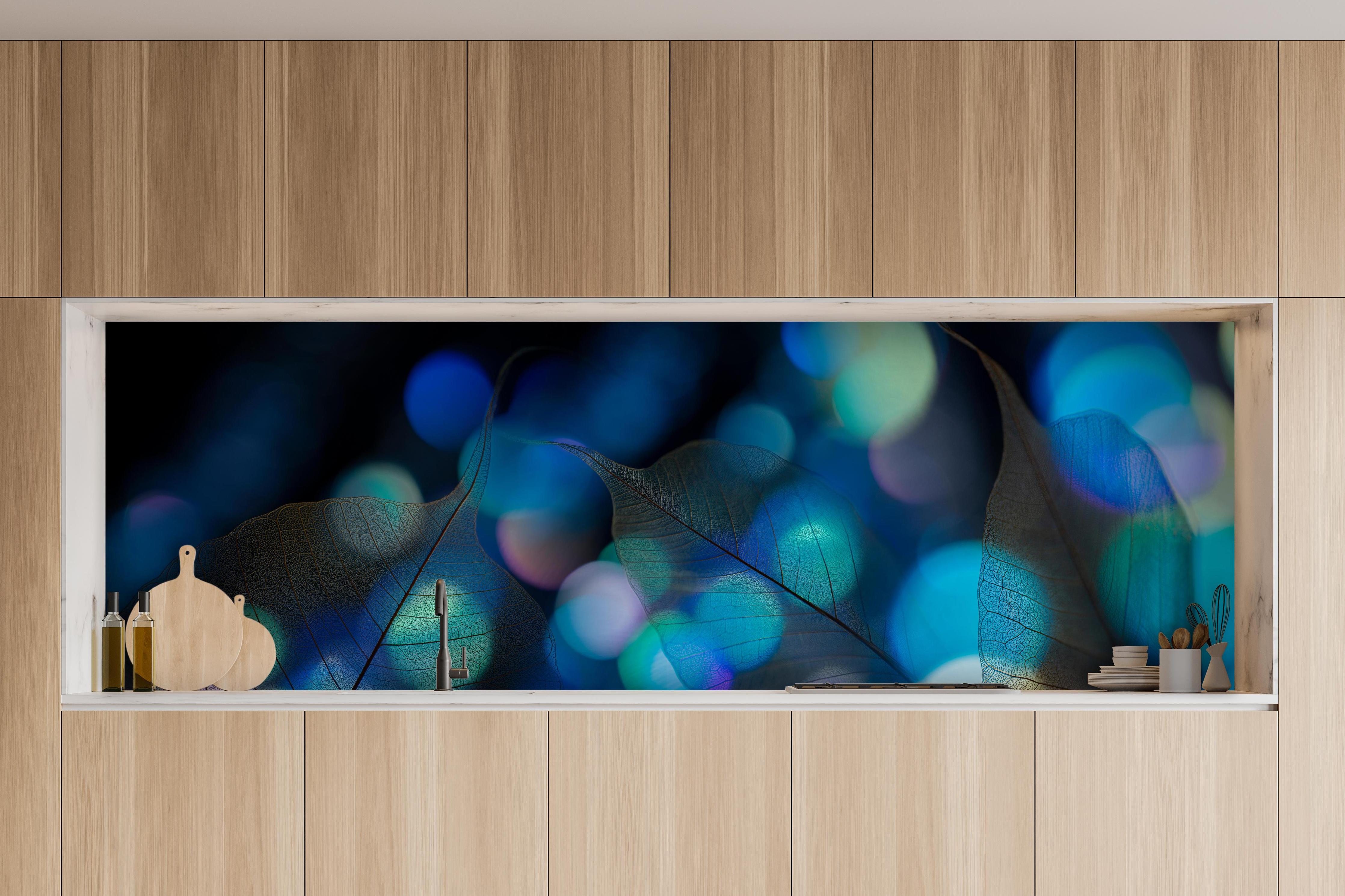 Küche - Strahlende Blattstruktur mit blauem Licht hinter weißen Hochglanz-Küchenregalen und schwarzem Wasserhahn
