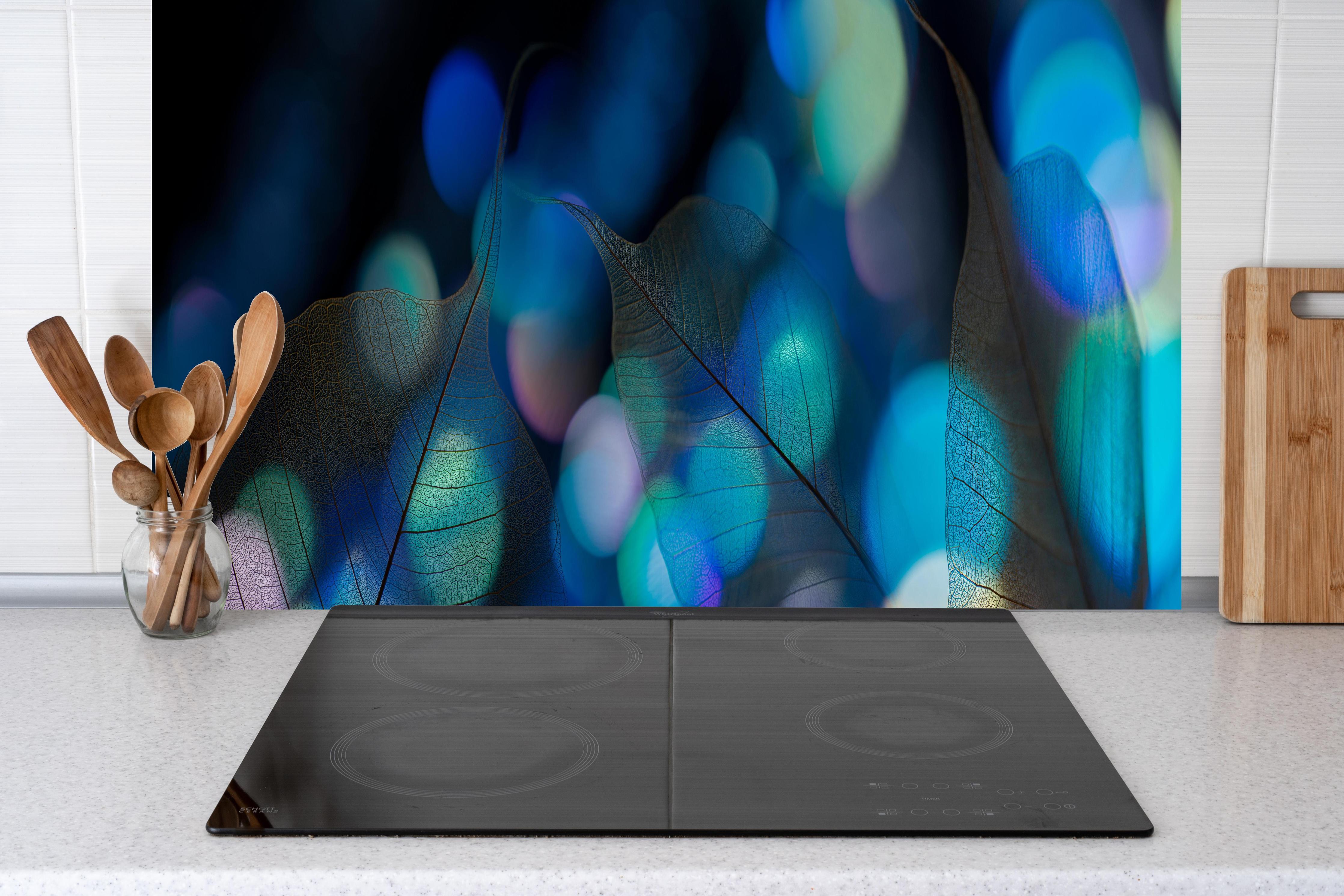 Küche - Strahlende Blattstruktur mit blauem Licht hinter weißen Hochglanz-Küchenregalen und schwarzem Wasserhahn