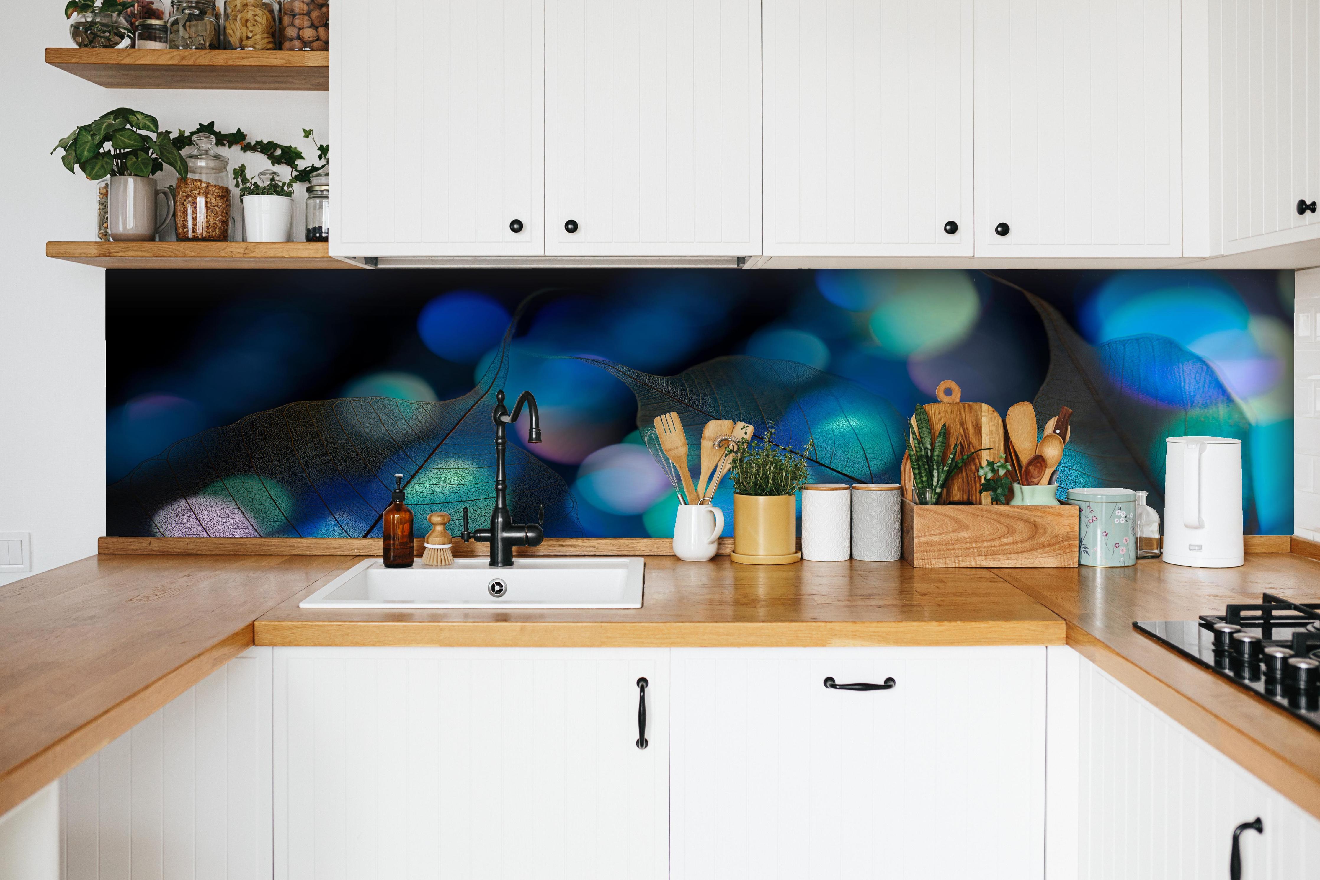 Küche - Strahlende Blattstruktur mit blauem Licht hinter weißen Hochglanz-Küchenregalen und schwarzem Wasserhahn