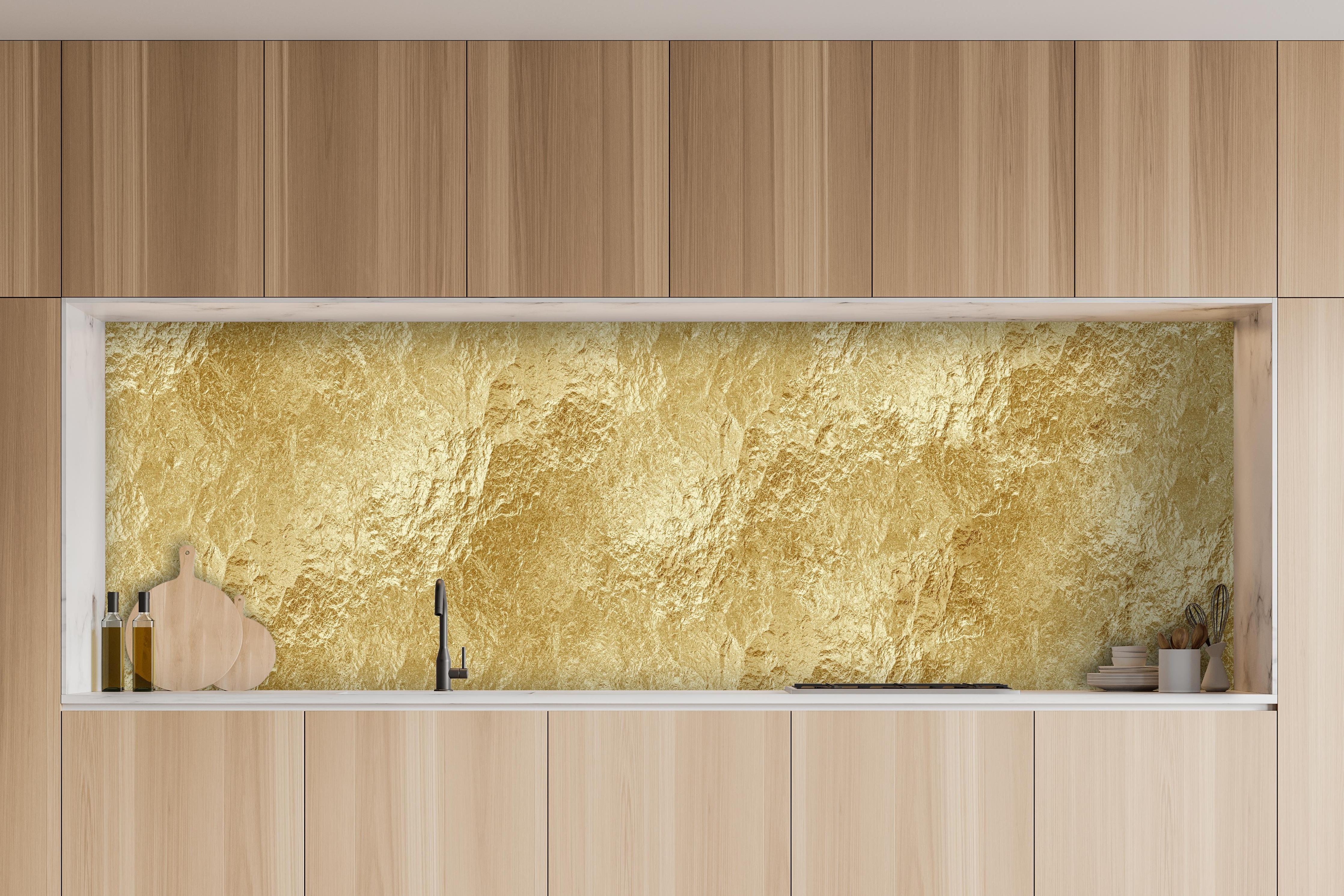 Küche - Strahlende goldene Luxus Textur hinter weißen Hochglanz-Küchenregalen und schwarzem Wasserhahn