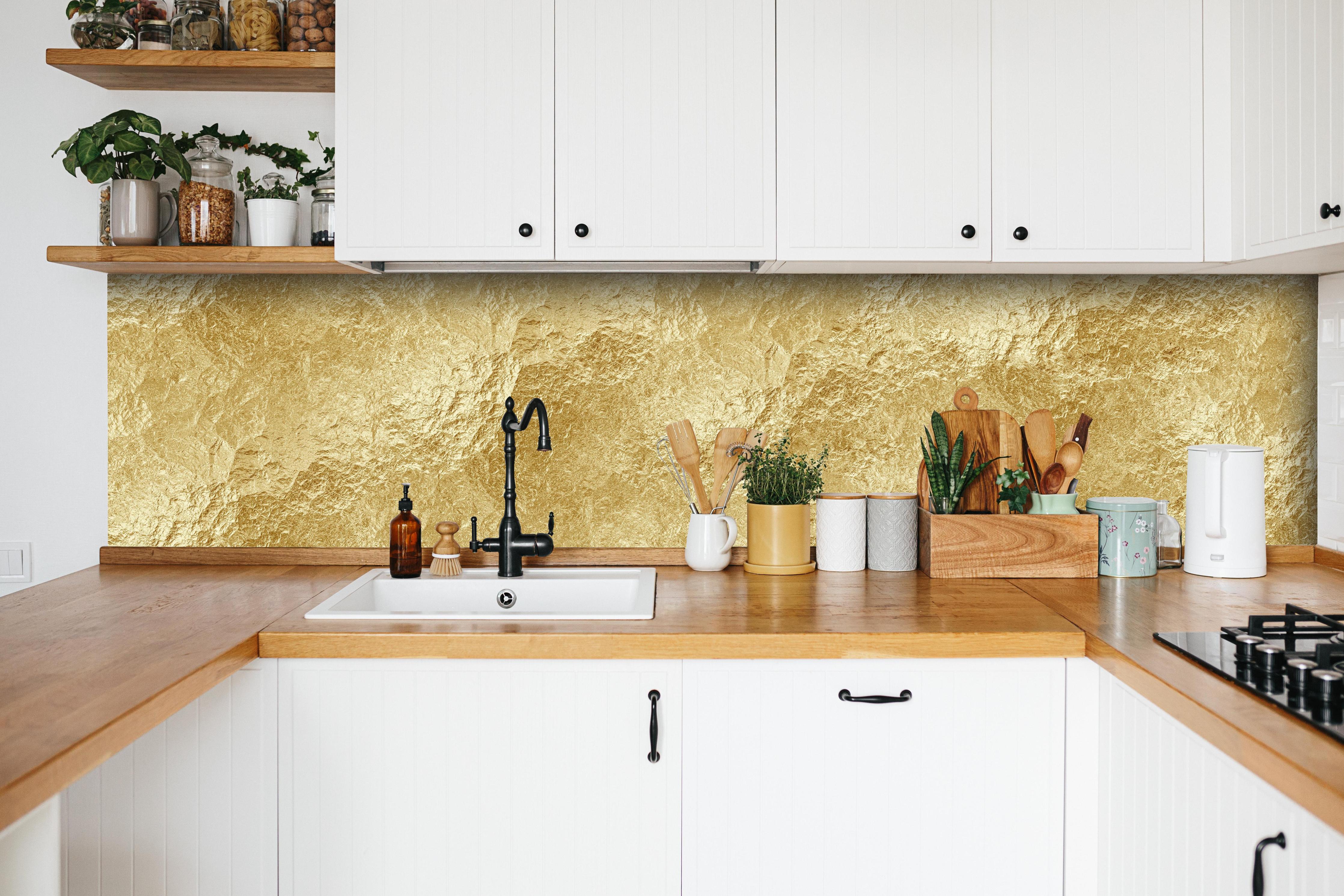 Küche - Strahlende goldene Luxus Textur hinter weißen Hochglanz-Küchenregalen und schwarzem Wasserhahn