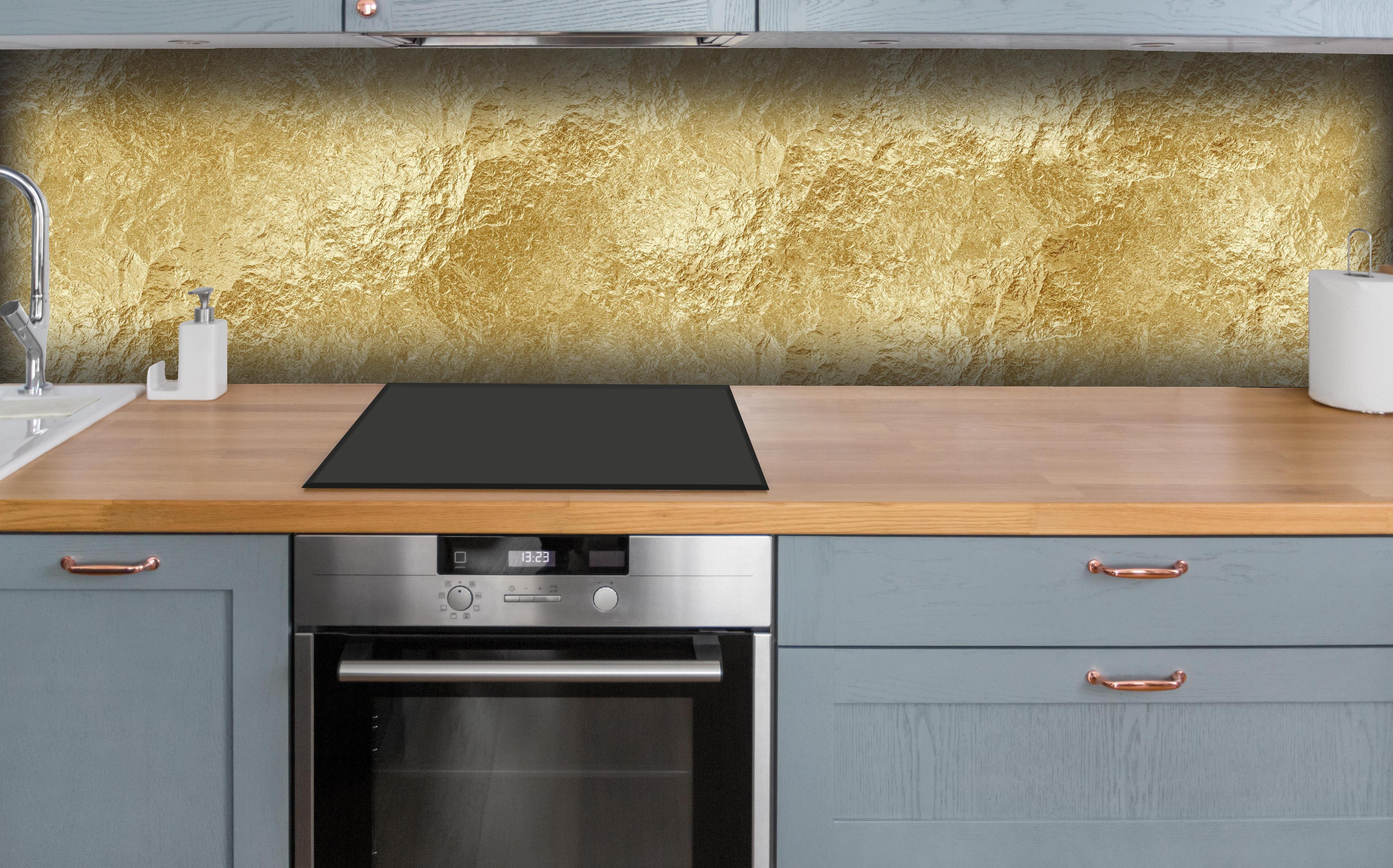 Küche - Strahlende goldene Luxus Textur hinter weißen Hochglanz-Küchenregalen und schwarzem Wasserhahn