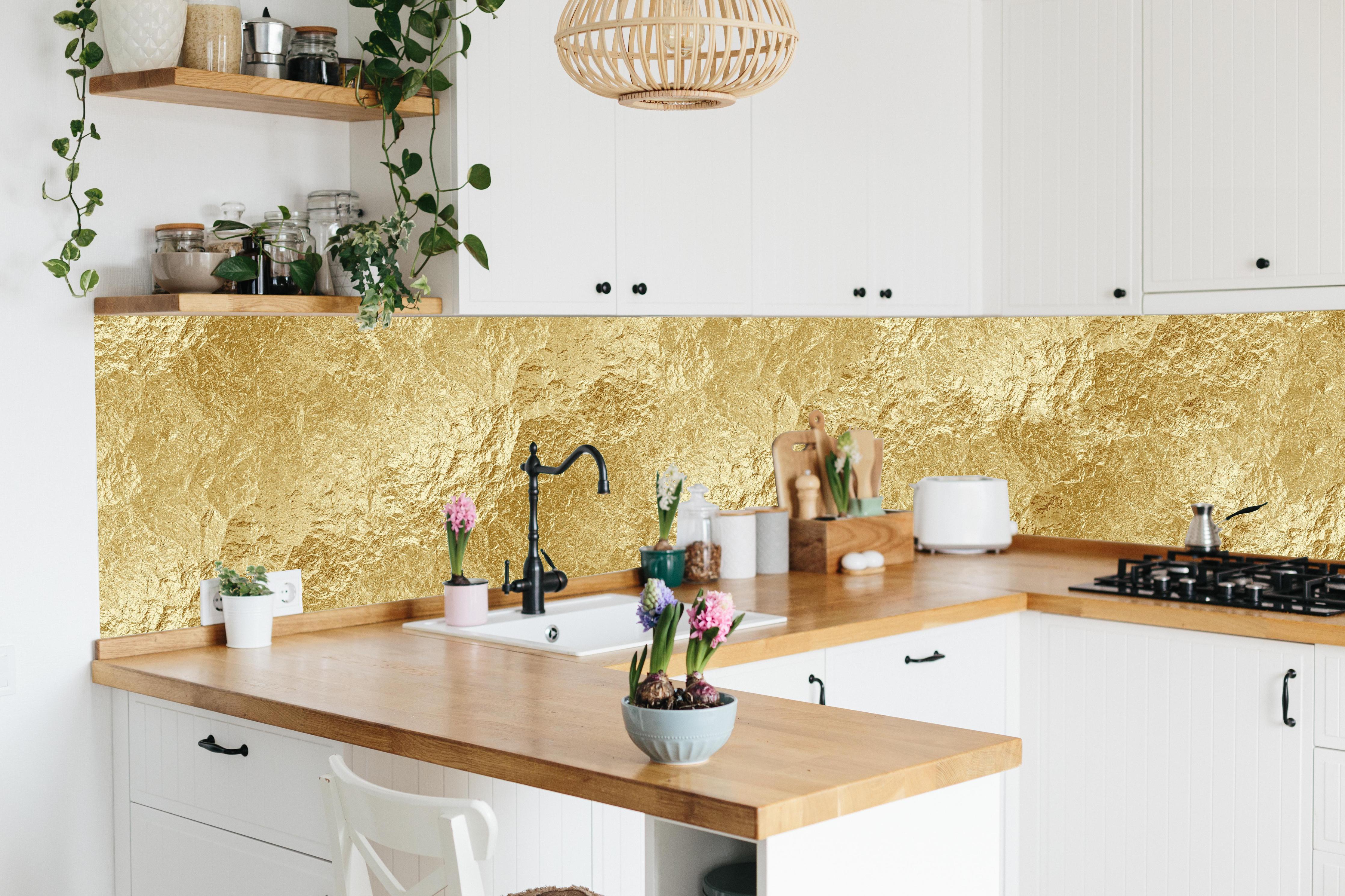 Küche - Strahlende goldene Luxus Textur hinter weißen Hochglanz-Küchenregalen und schwarzem Wasserhahn