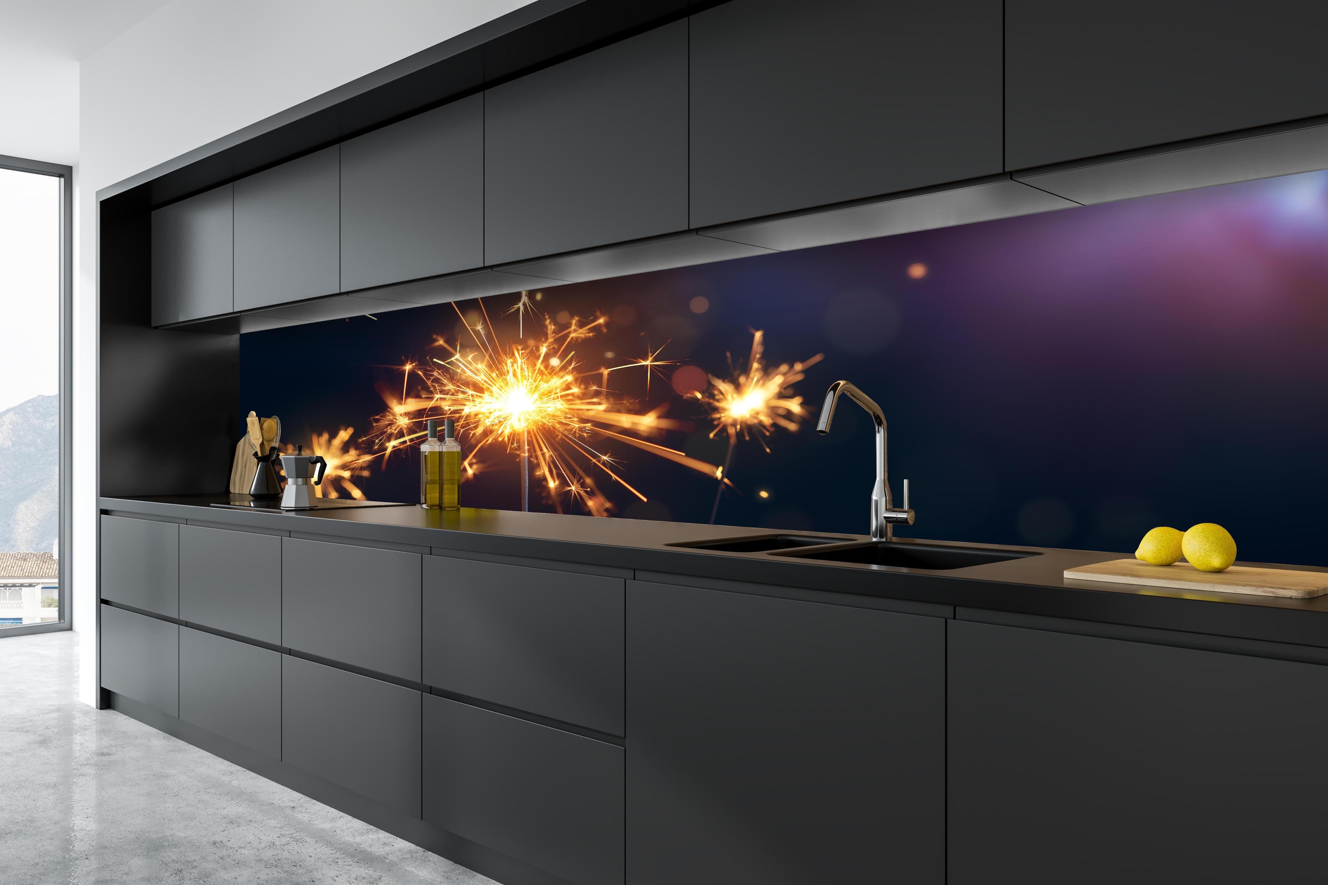 Küche - Strahlendes Wunderkerzen-Goldlichtfeuerwerk hinter weißen Hochglanz-Küchenregalen und schwarzem Wasserhahn