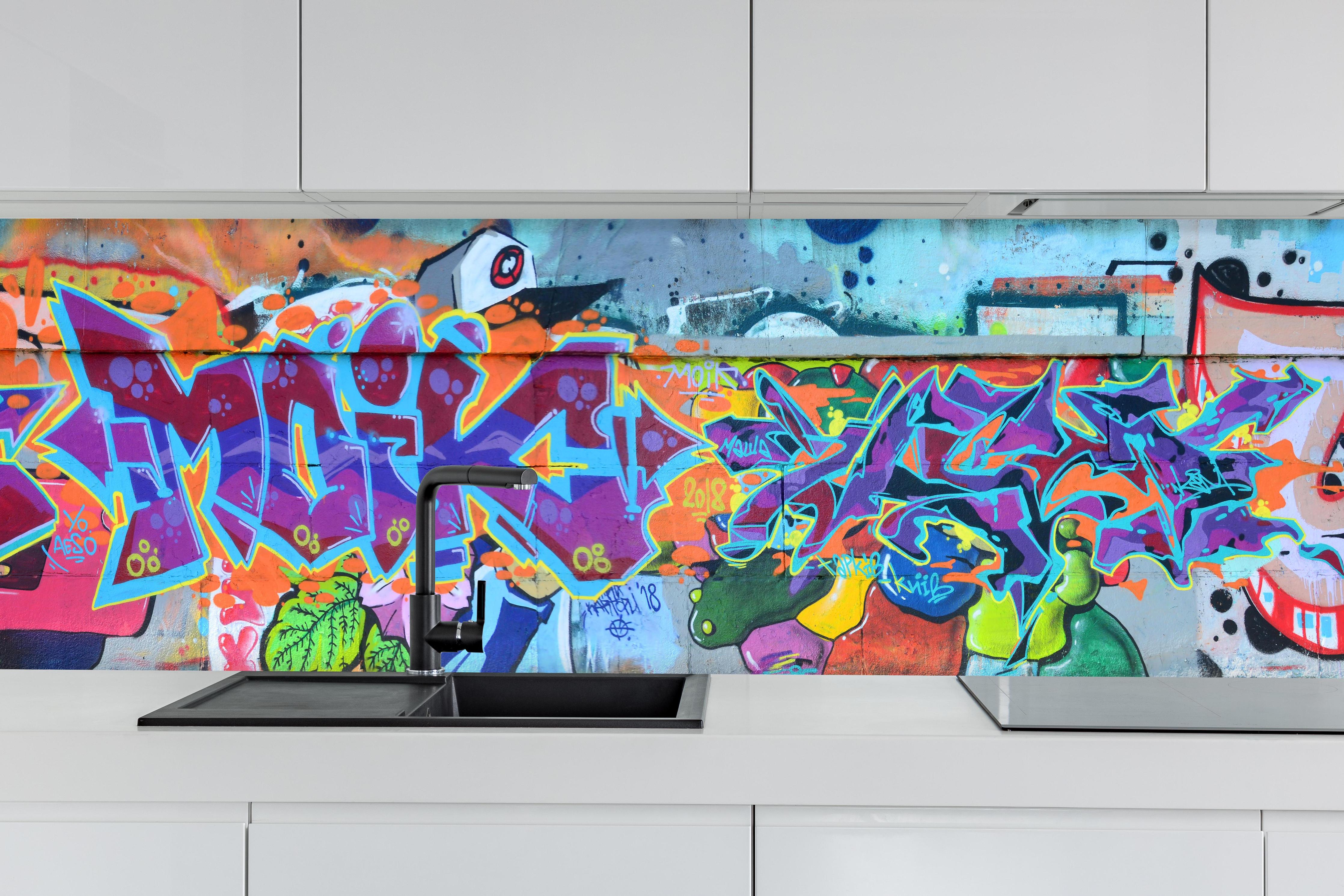 Küche - Street Art Graffiti in Lila-Tönen hinter weißen Hochglanz-Küchenregalen und schwarzem Wasserhahn