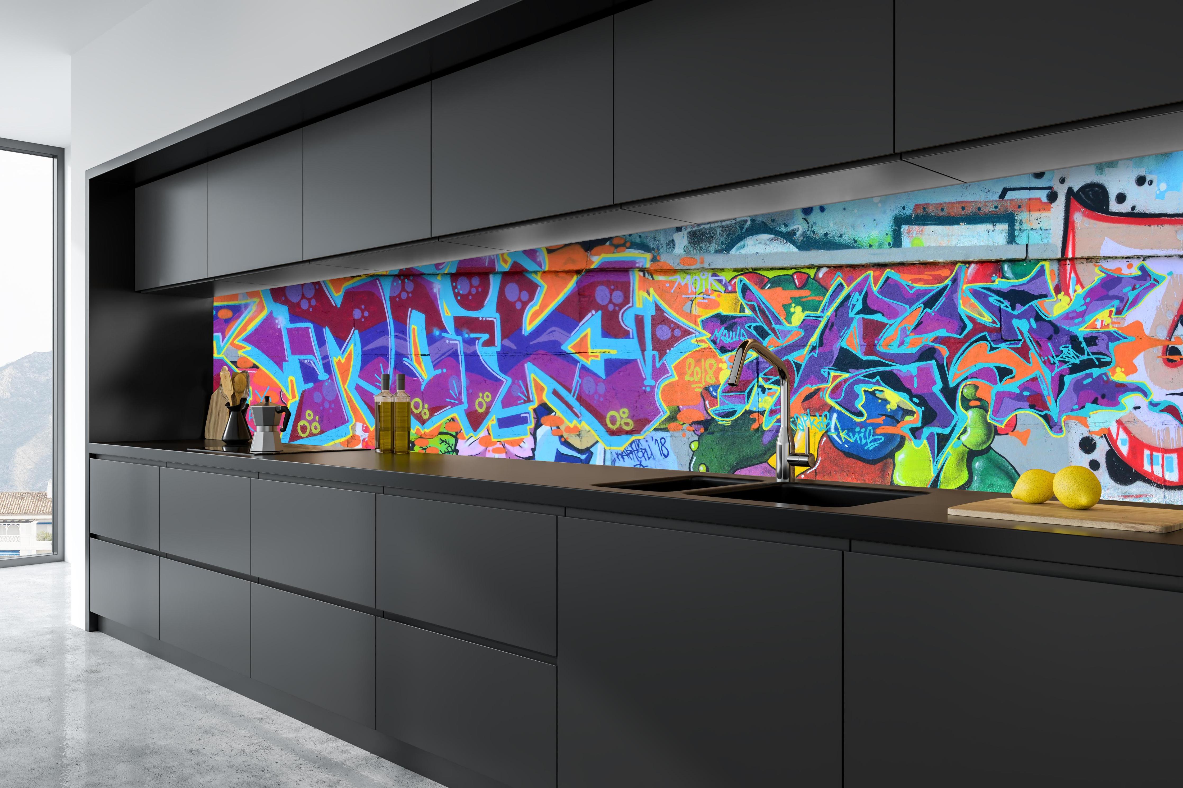 Küche - Street Art Graffiti in Lila-Tönen hinter weißen Hochglanz-Küchenregalen und schwarzem Wasserhahn