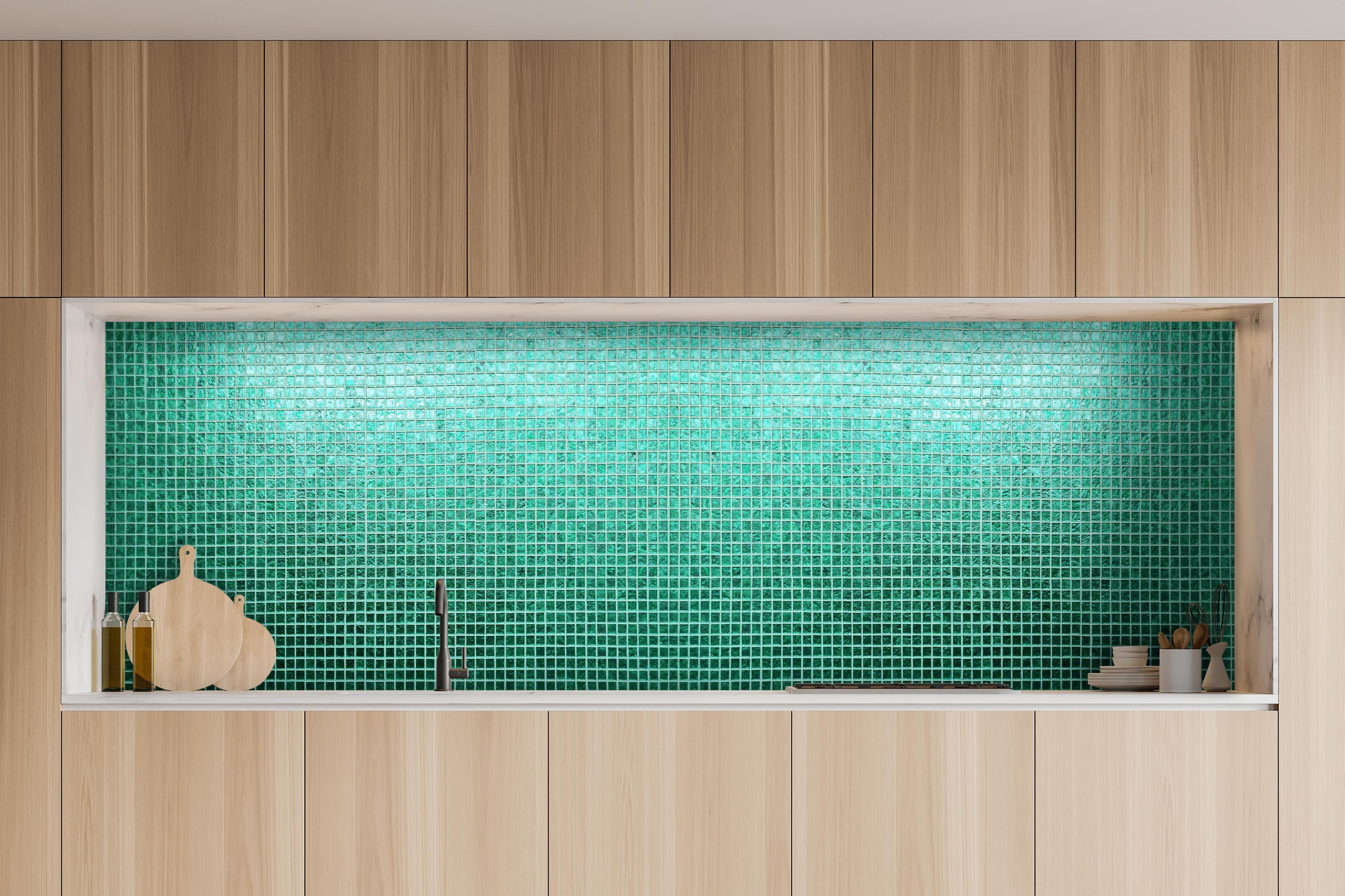 Küche - Strukturierte grüne Fliesenmosaik Textur hinter weißen Hochglanz-Küchenregalen und schwarzem Wasserhahn