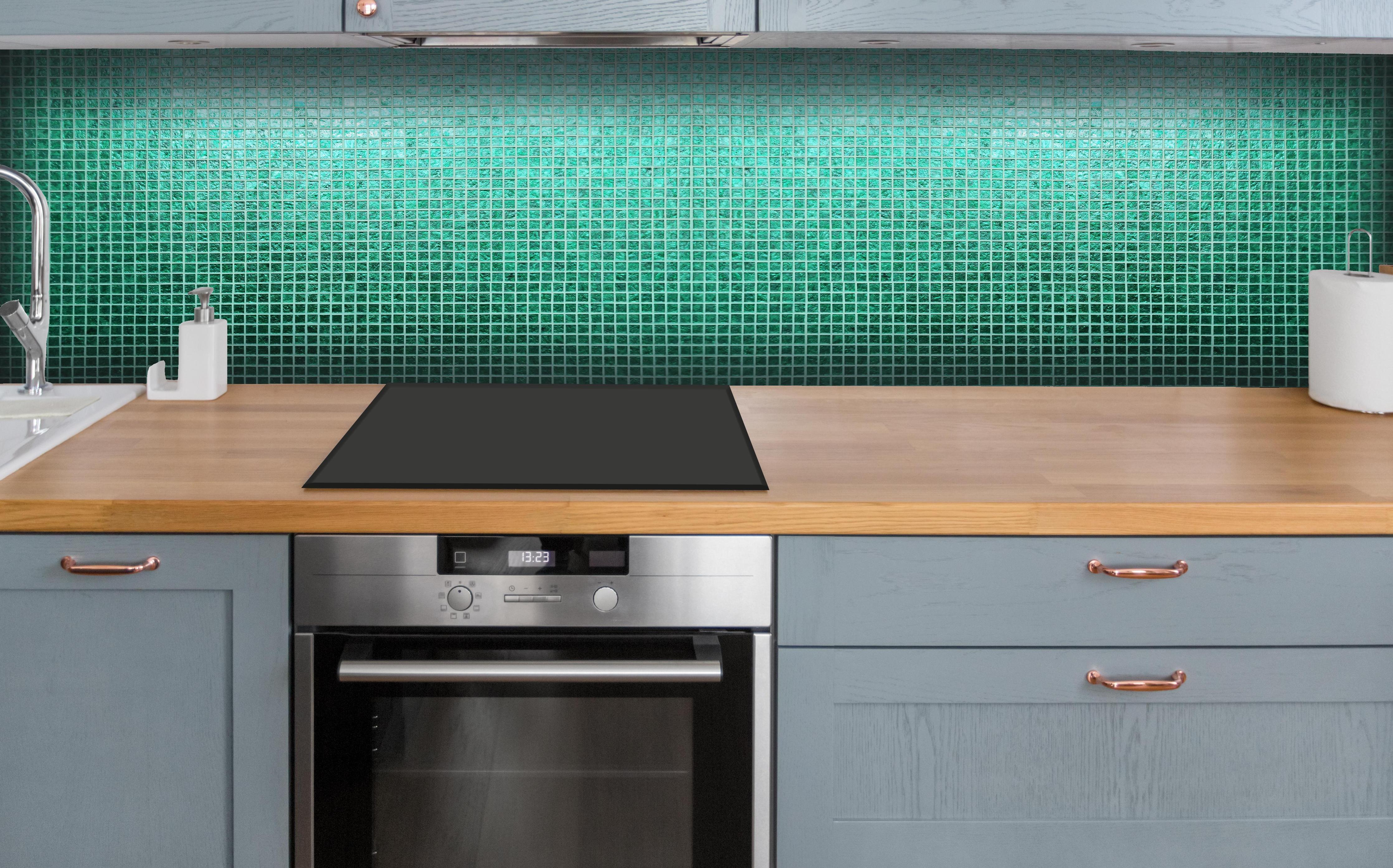 Küche - Strukturierte grüne Fliesenmosaik Textur hinter weißen Hochglanz-Küchenregalen und schwarzem Wasserhahn