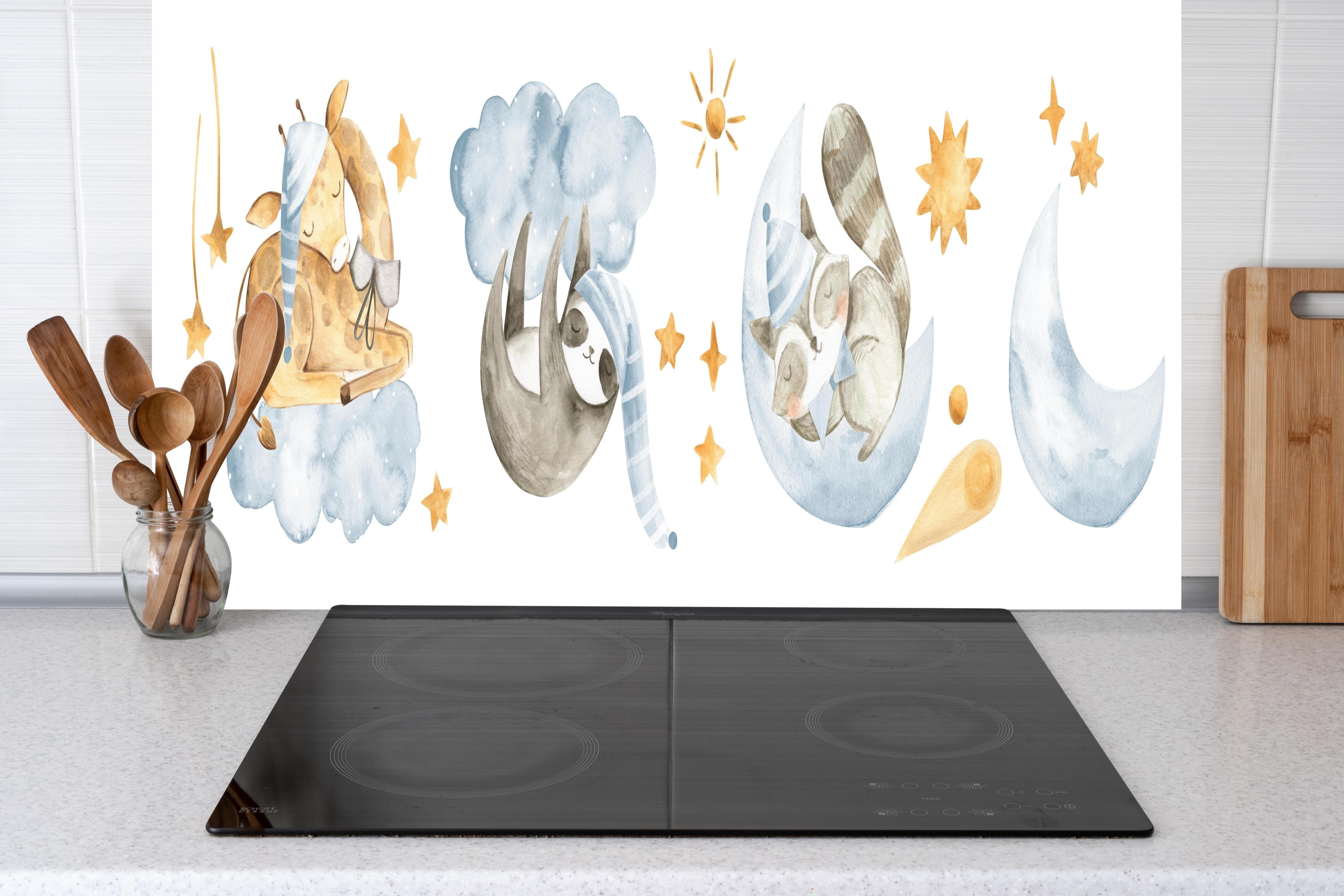 Küche - Süße Tierbabys Aquarell Blautöne Kunst hinter weißen Hochglanz-Küchenregalen und schwarzem Wasserhahn