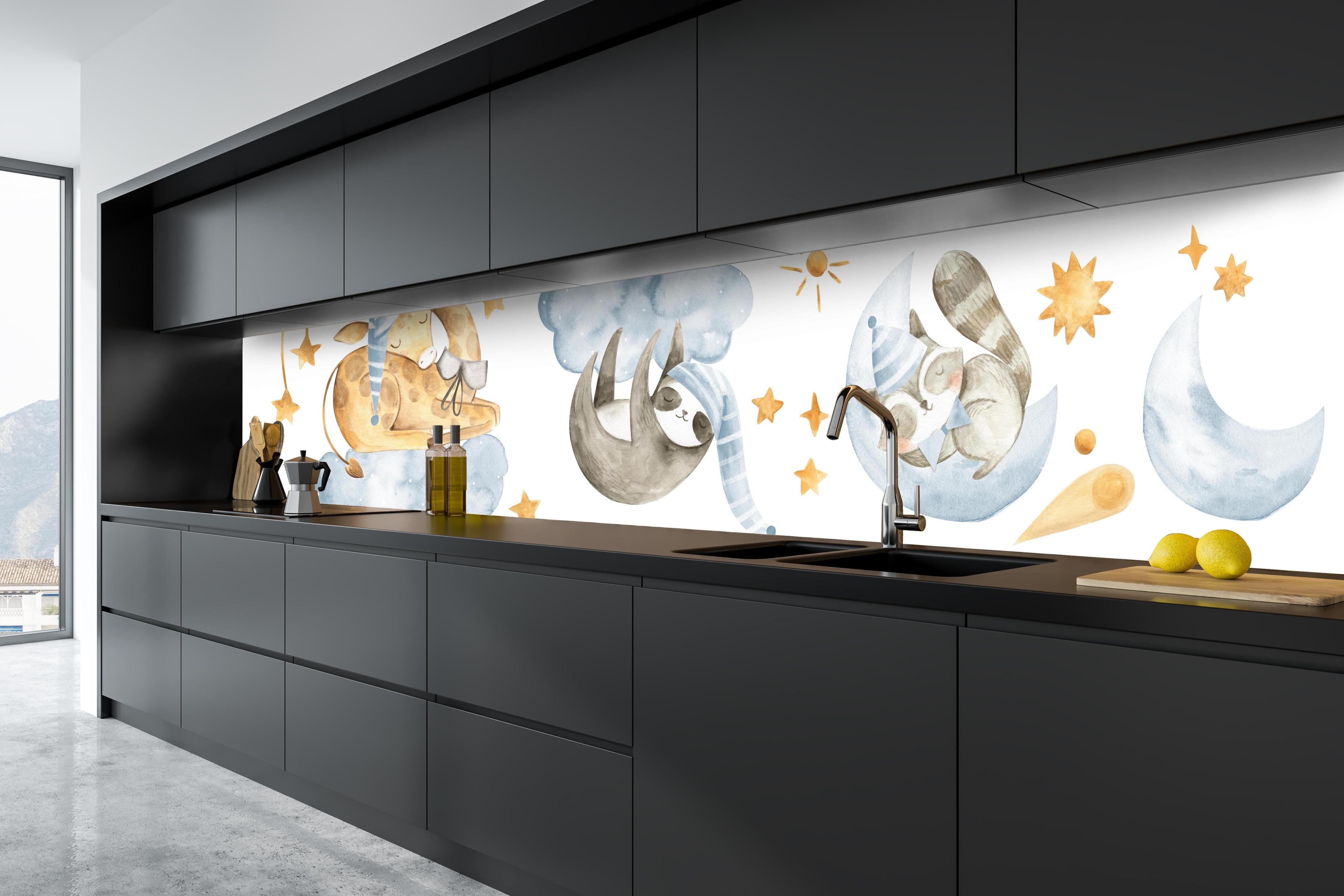 Küche - Süße Tierbabys Aquarell Blautöne Kunst hinter weißen Hochglanz-Küchenregalen und schwarzem Wasserhahn