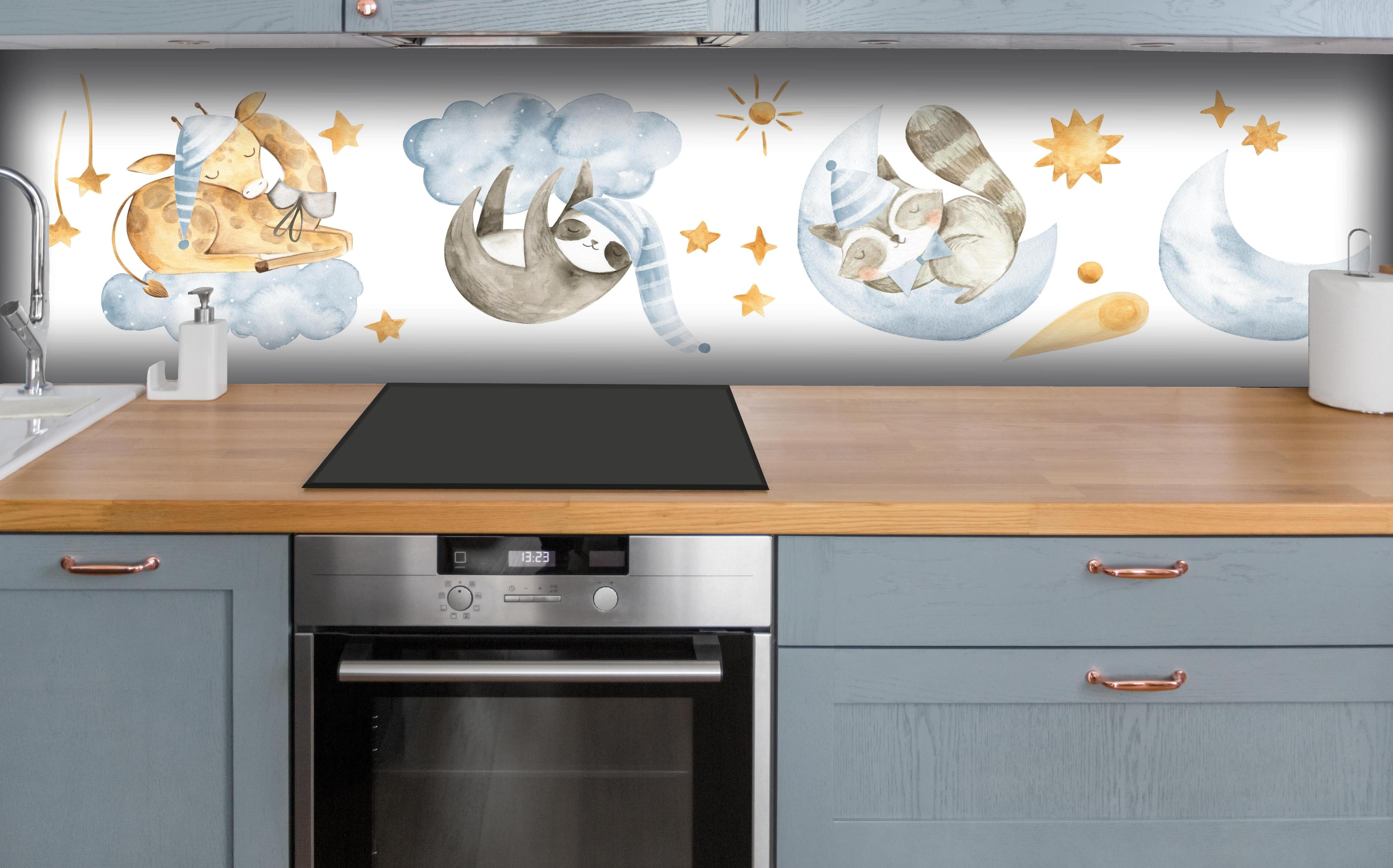 Küche - Süße Tierbabys Aquarell Blautöne Kunst hinter weißen Hochglanz-Küchenregalen und schwarzem Wasserhahn