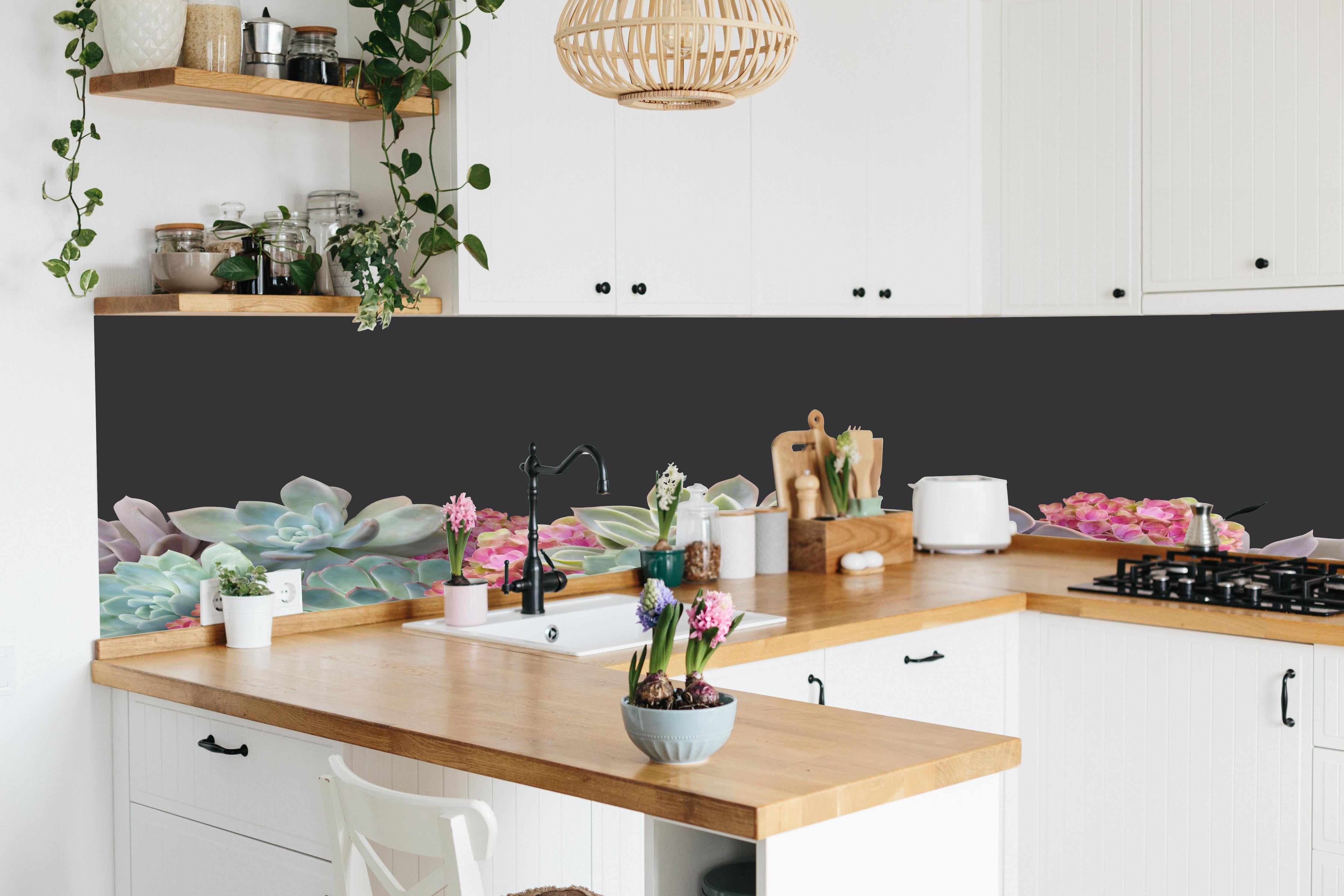 Küche - Sukkulente Blumen - Bunt hinter weißen Hochglanz-Küchenregalen und schwarzem Wasserhahn