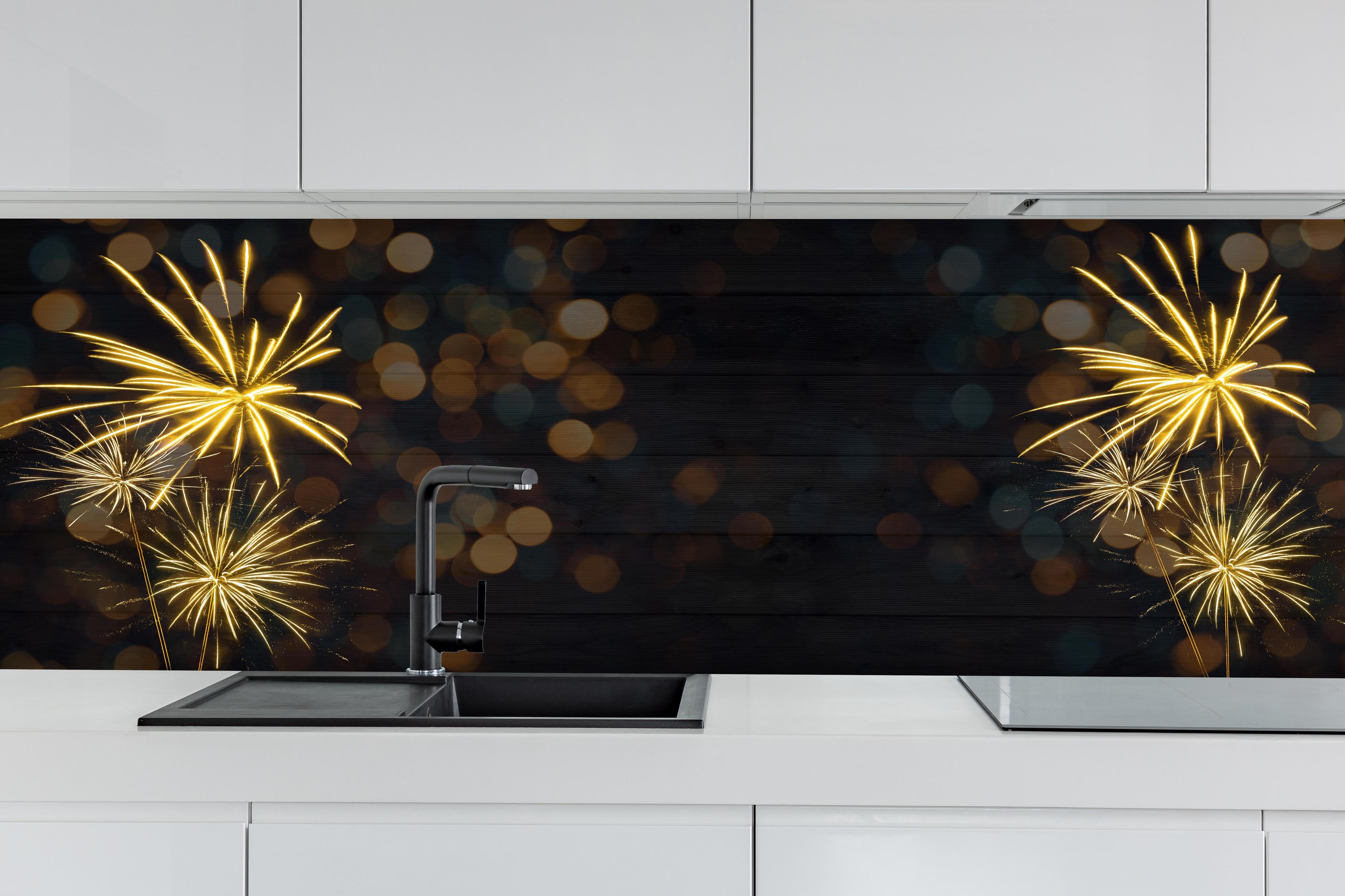 Küche - Sylvester Muster hinter weißen Hochglanz-Küchenregalen und schwarzem Wasserhahn