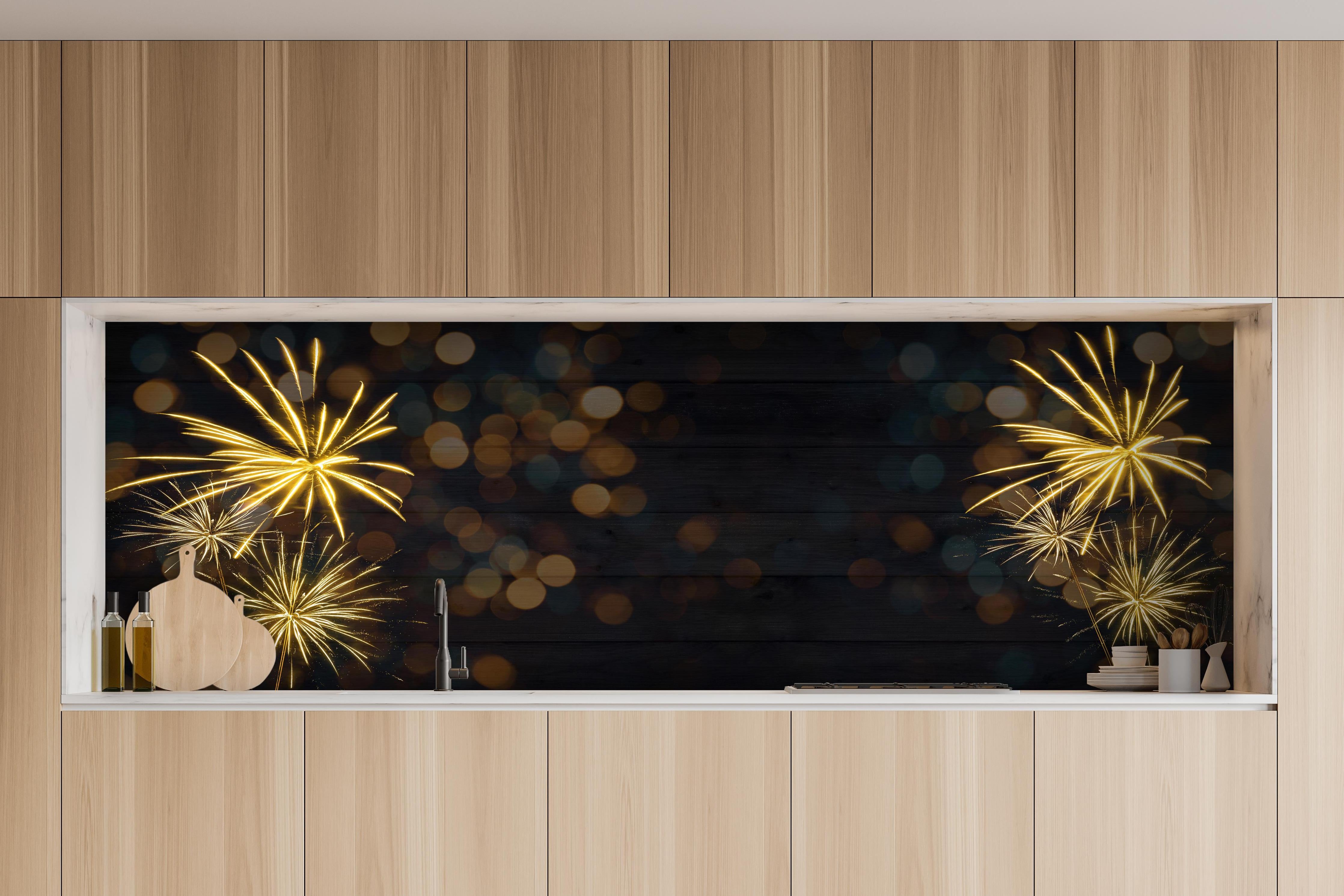 Küche - Sylvester Muster hinter weißen Hochglanz-Küchenregalen und schwarzem Wasserhahn