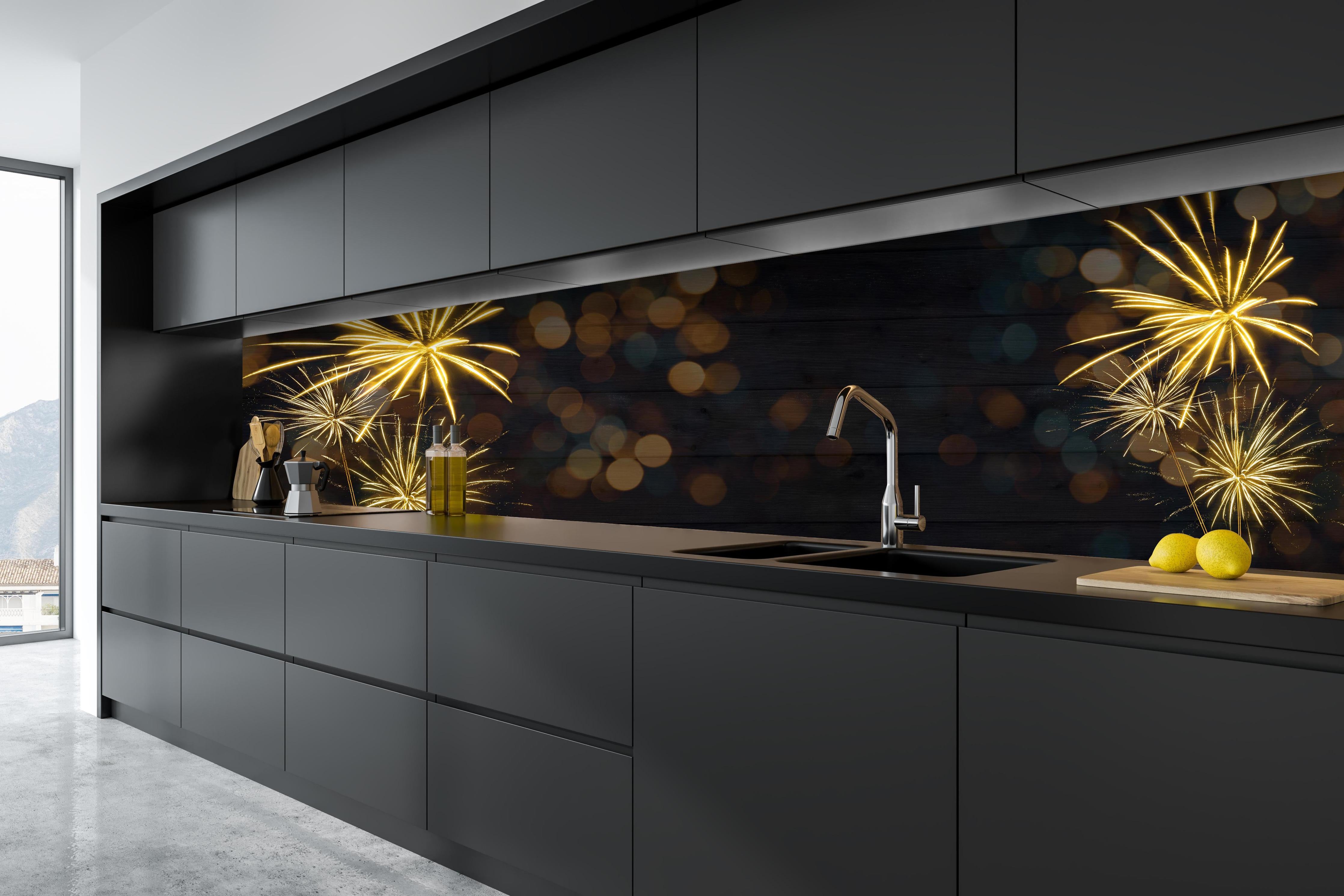 Küche - Sylvester Muster hinter weißen Hochglanz-Küchenregalen und schwarzem Wasserhahn