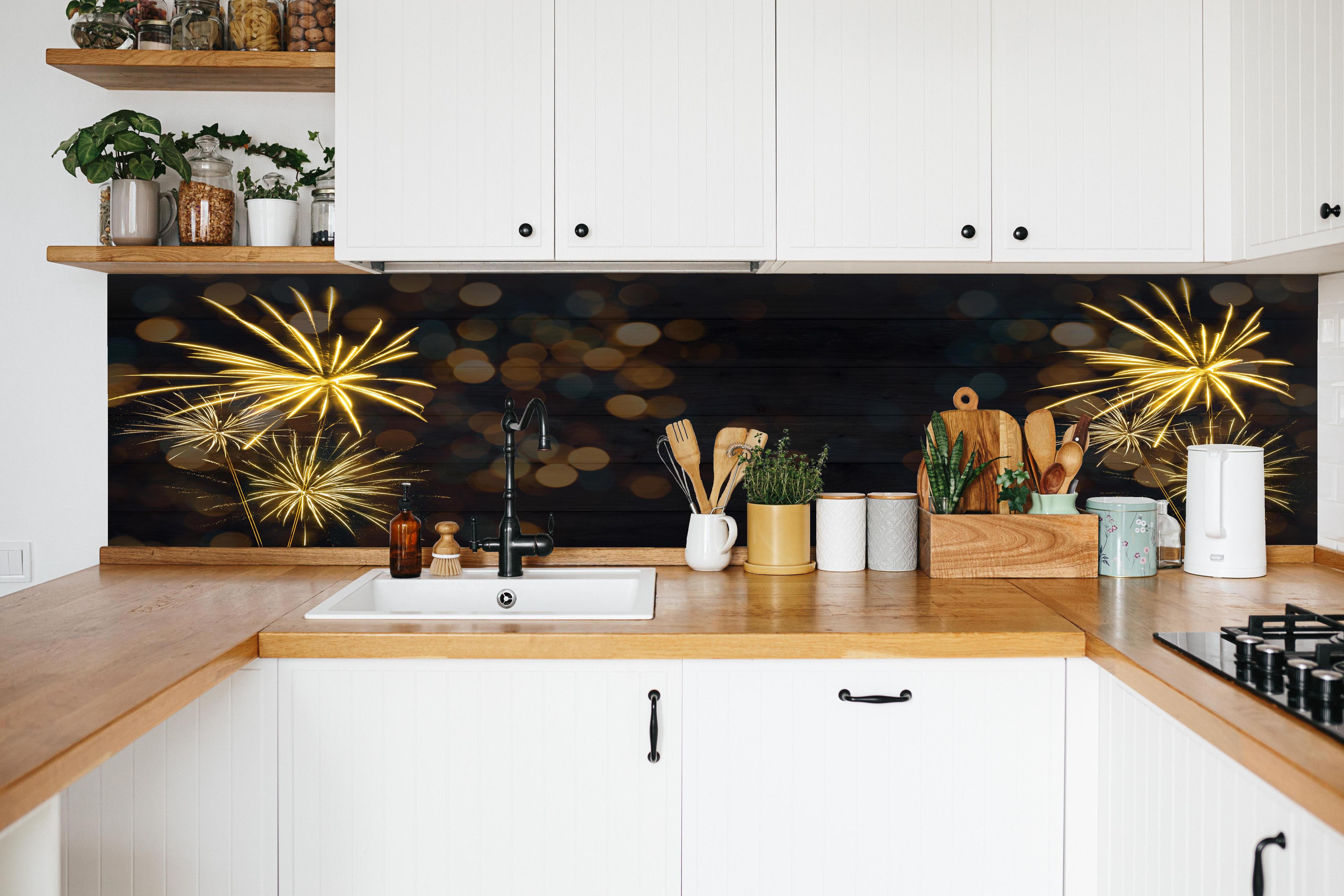 Küche - Sylvester Muster hinter weißen Hochglanz-Küchenregalen und schwarzem Wasserhahn